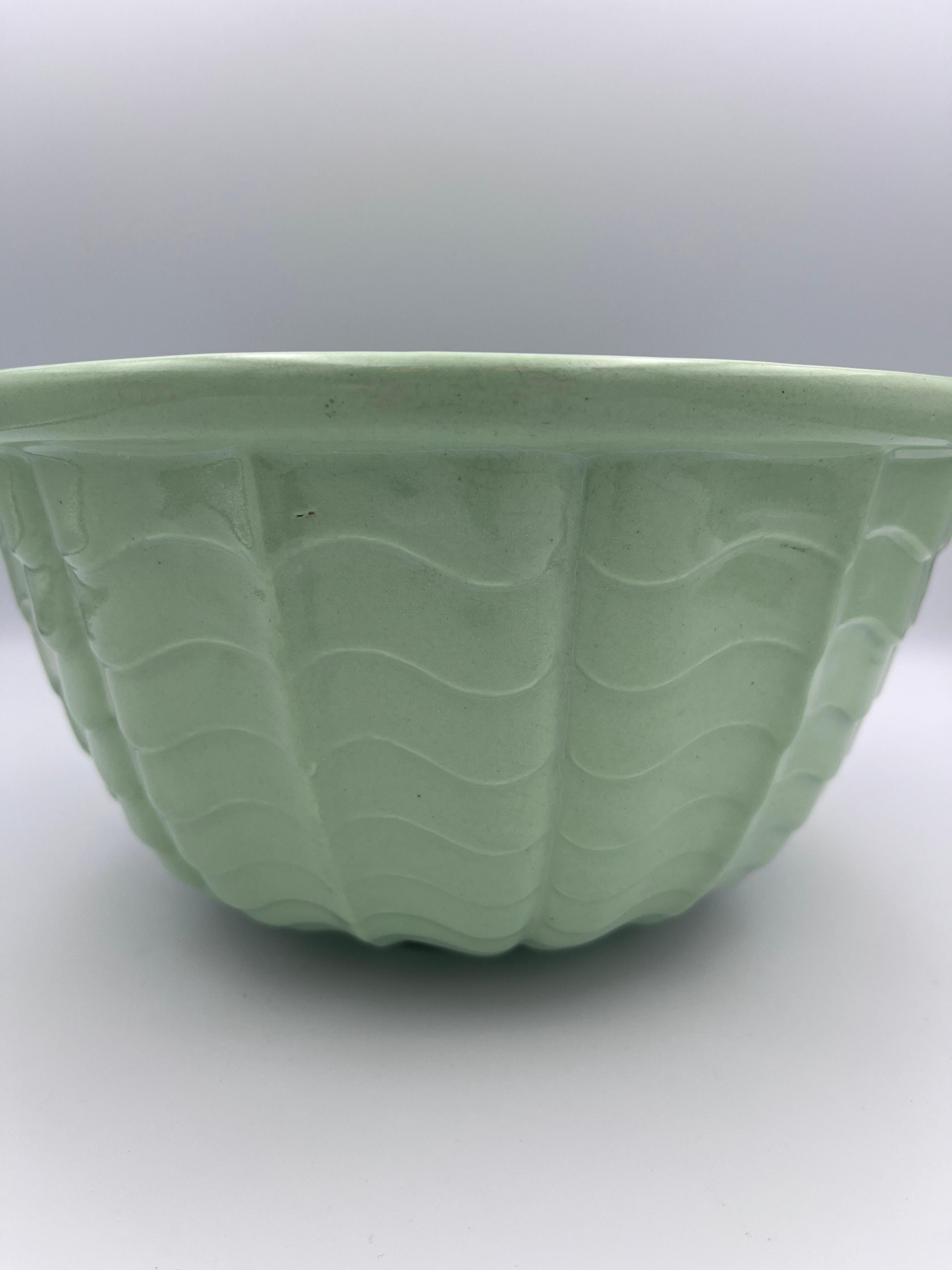 Metà XX secolo Favolosa ciotola a onda ondulata in ceramica di Roseville Art Deco degli anni '30 in Greene & Greene in vendita