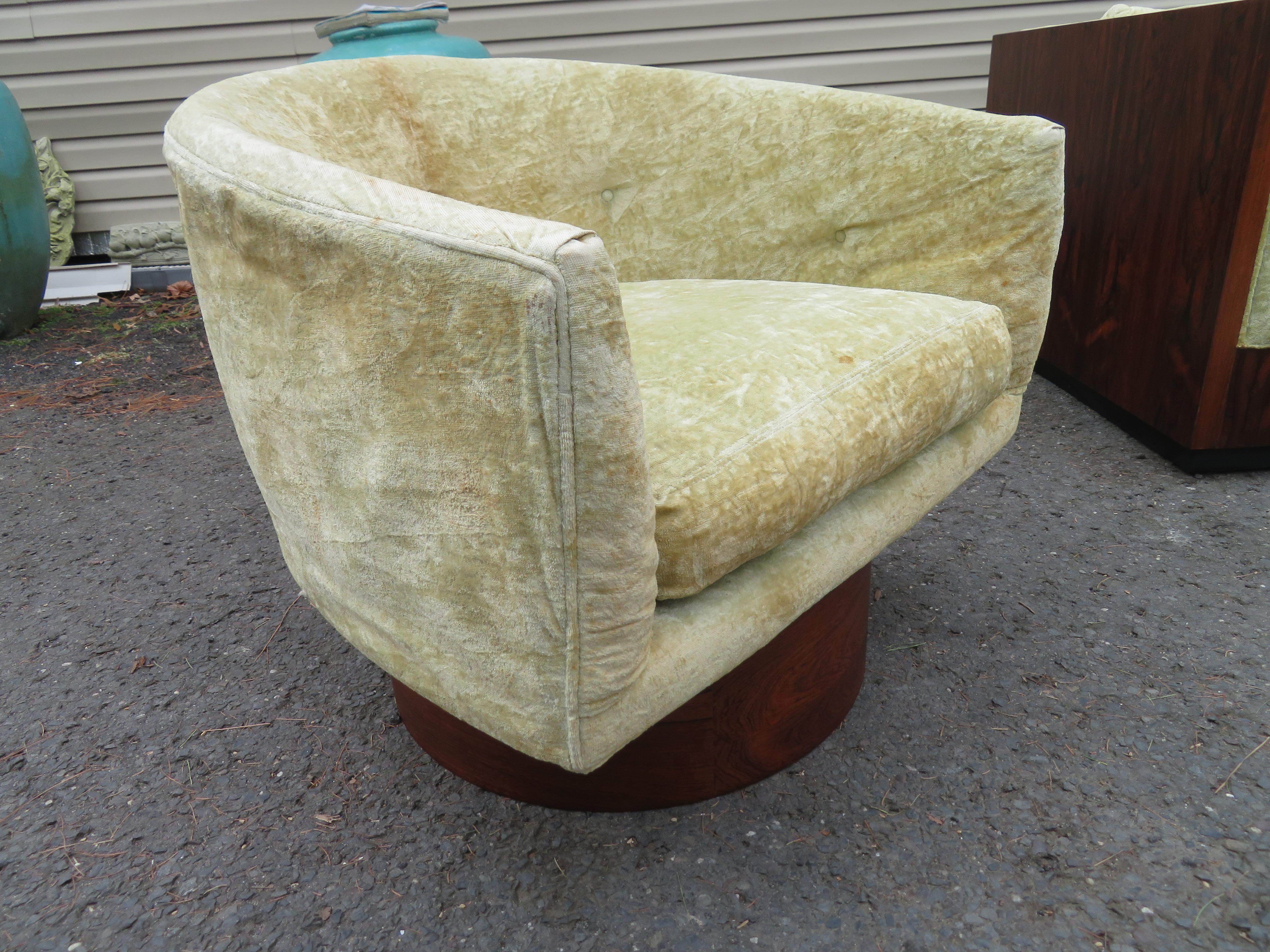Fabuleux fauteuil pivotant à dossier baril en bois de rose Milo Baughman Thayer Coggin en vente 4