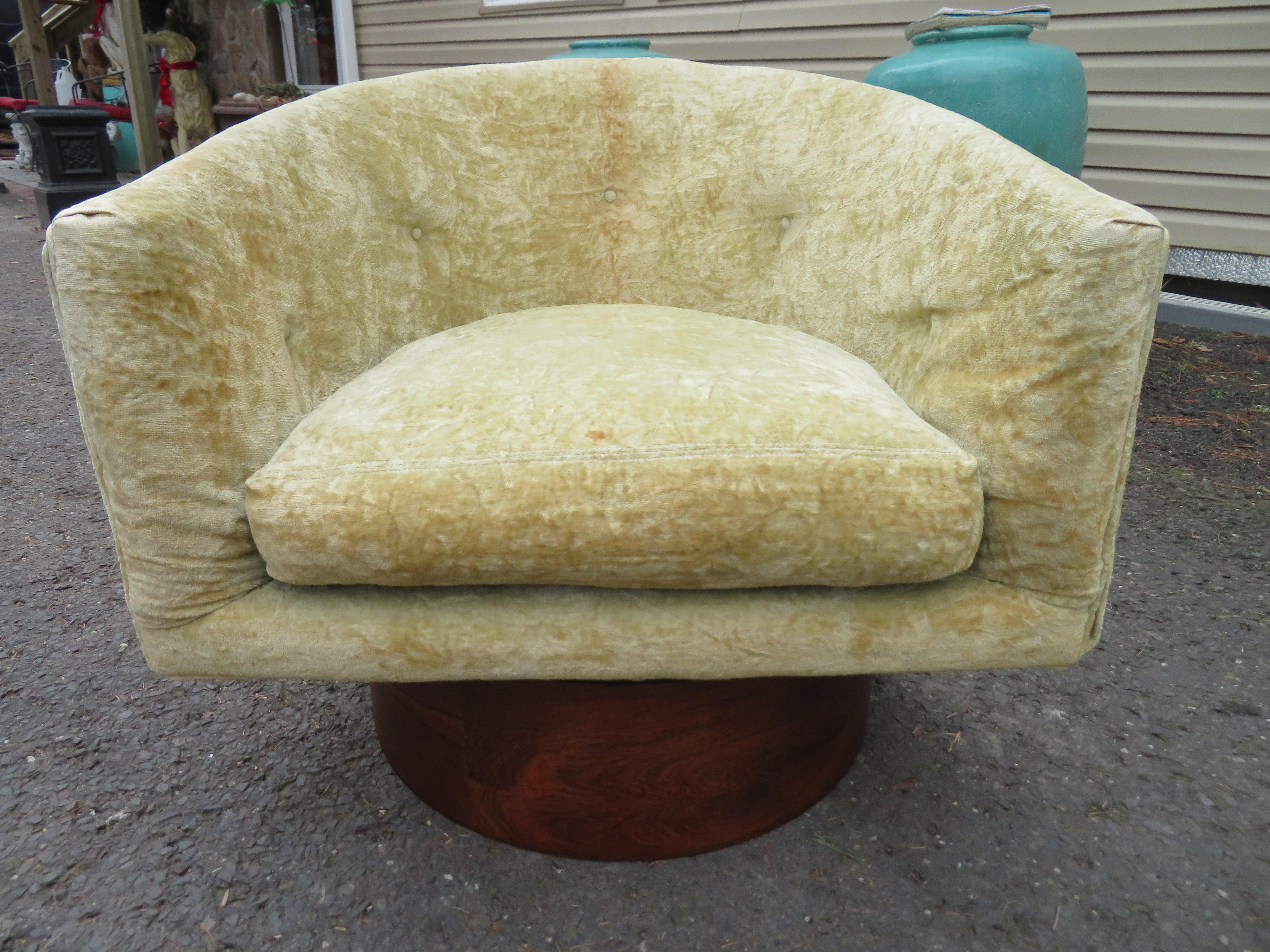 Handsome unusual swivel chair designed by Milo Baughman for Thayer Coggin, circa 1960s. This bold swivel lounge chair is quite rare with the tall rosewood base and makes quite the statement in any space. It measures 25.5