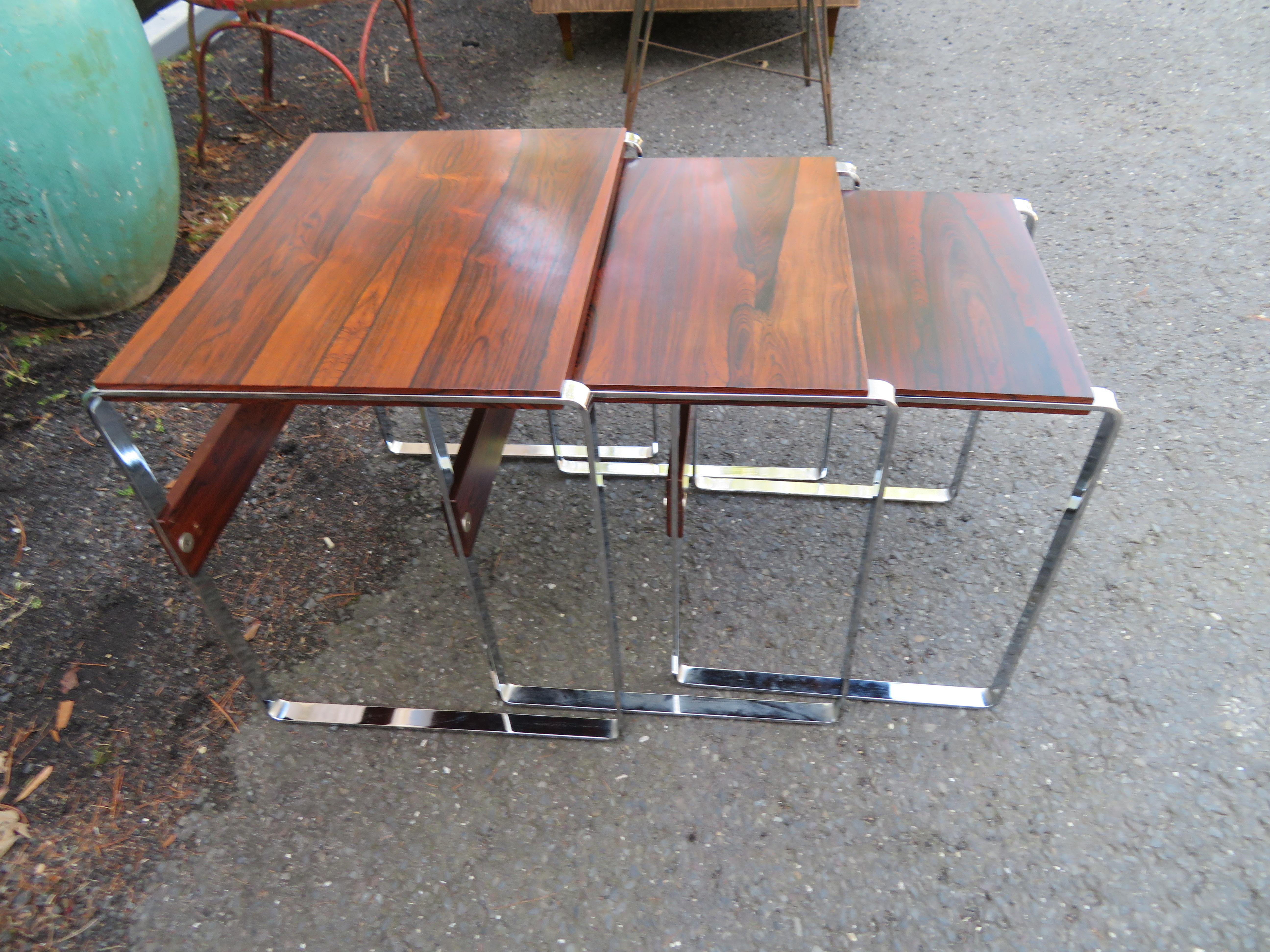 Mid-Century Modern Fabuleuses tables empilables en bois de rose chromées Richard Young Mid-Century en vente