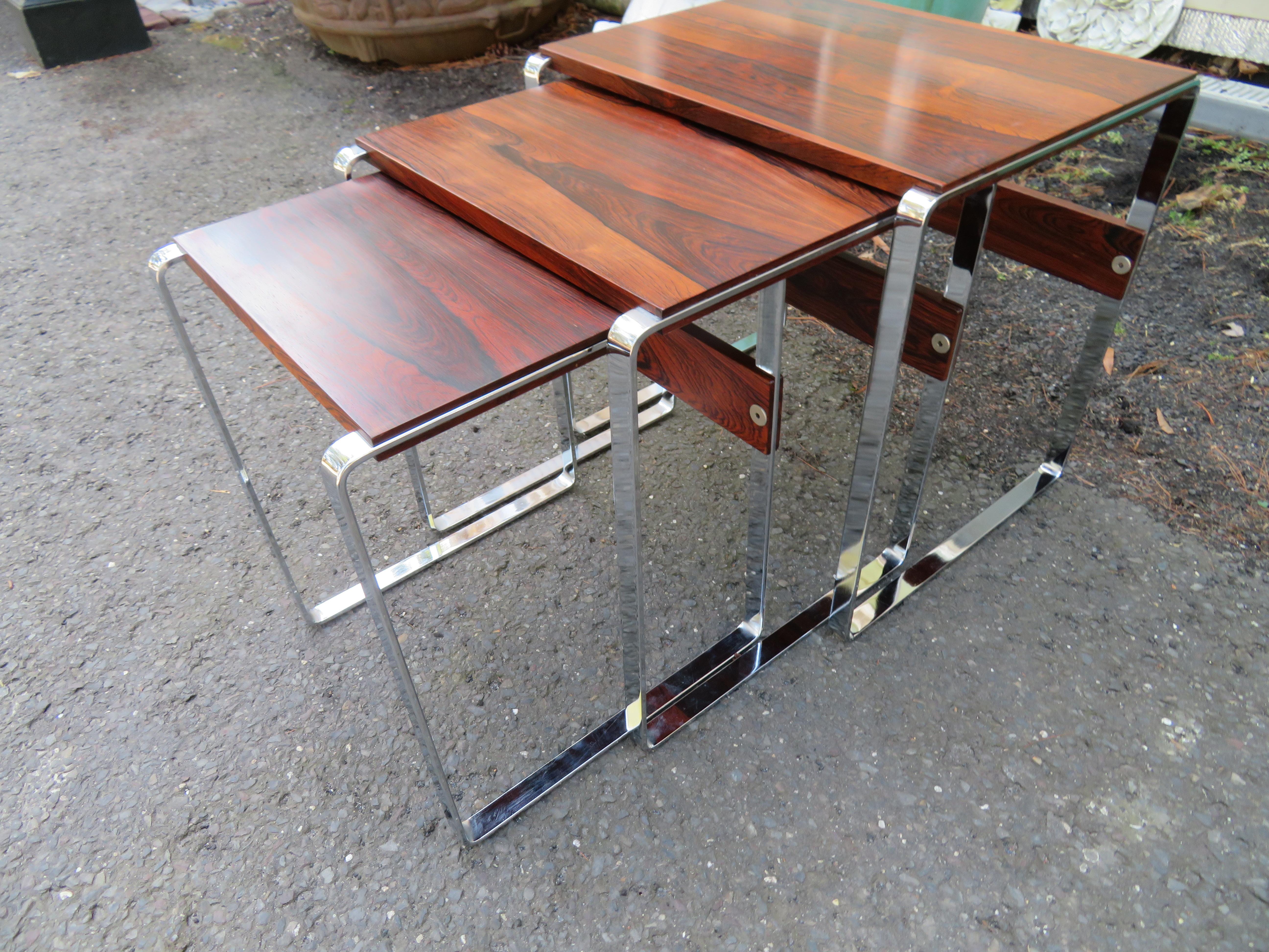 Milieu du XXe siècle Fabuleuses tables empilables en bois de rose chromées Richard Young Mid-Century en vente