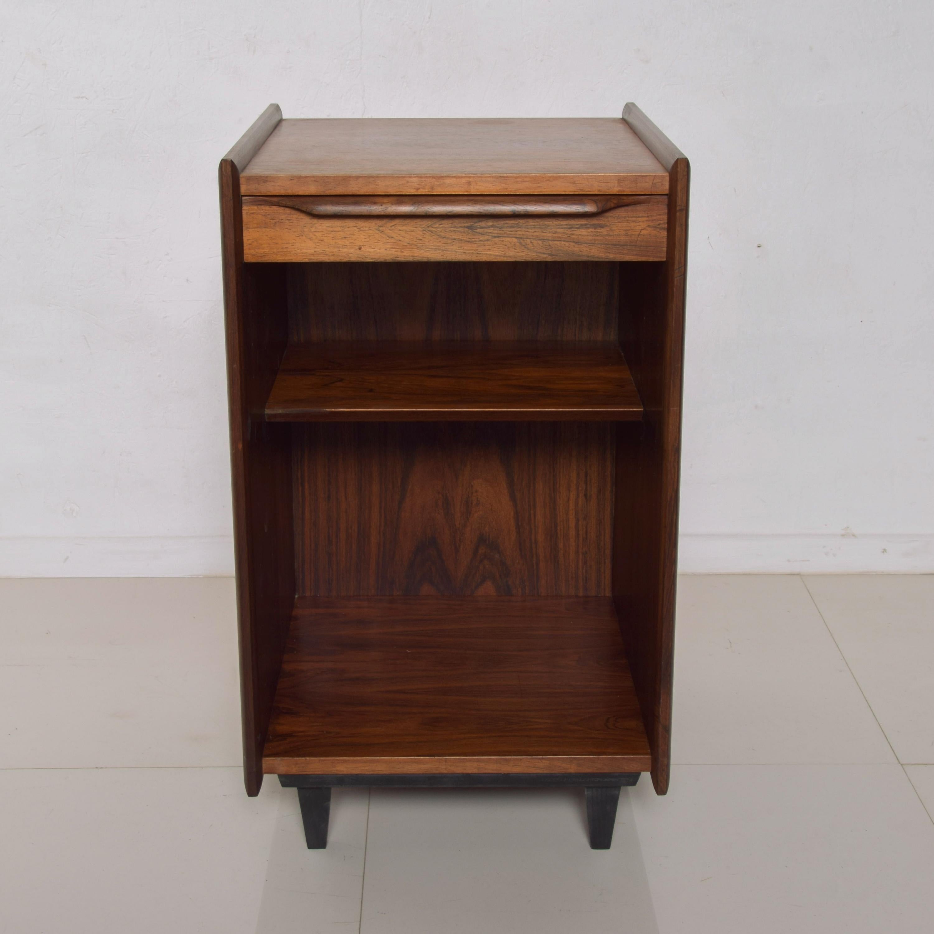 Side Table
Midcentury Modern Exquisite Rosewood Side Table with Drawer Cubby Cabinet Nightstand Bookcase
Measures: 16 .75 W x 18 D x 28.25 H, Drawer 13 .5 x 15 D x 1.38 H
Pega by Juul Christensen of Norway circa 1960s (no stamp or label