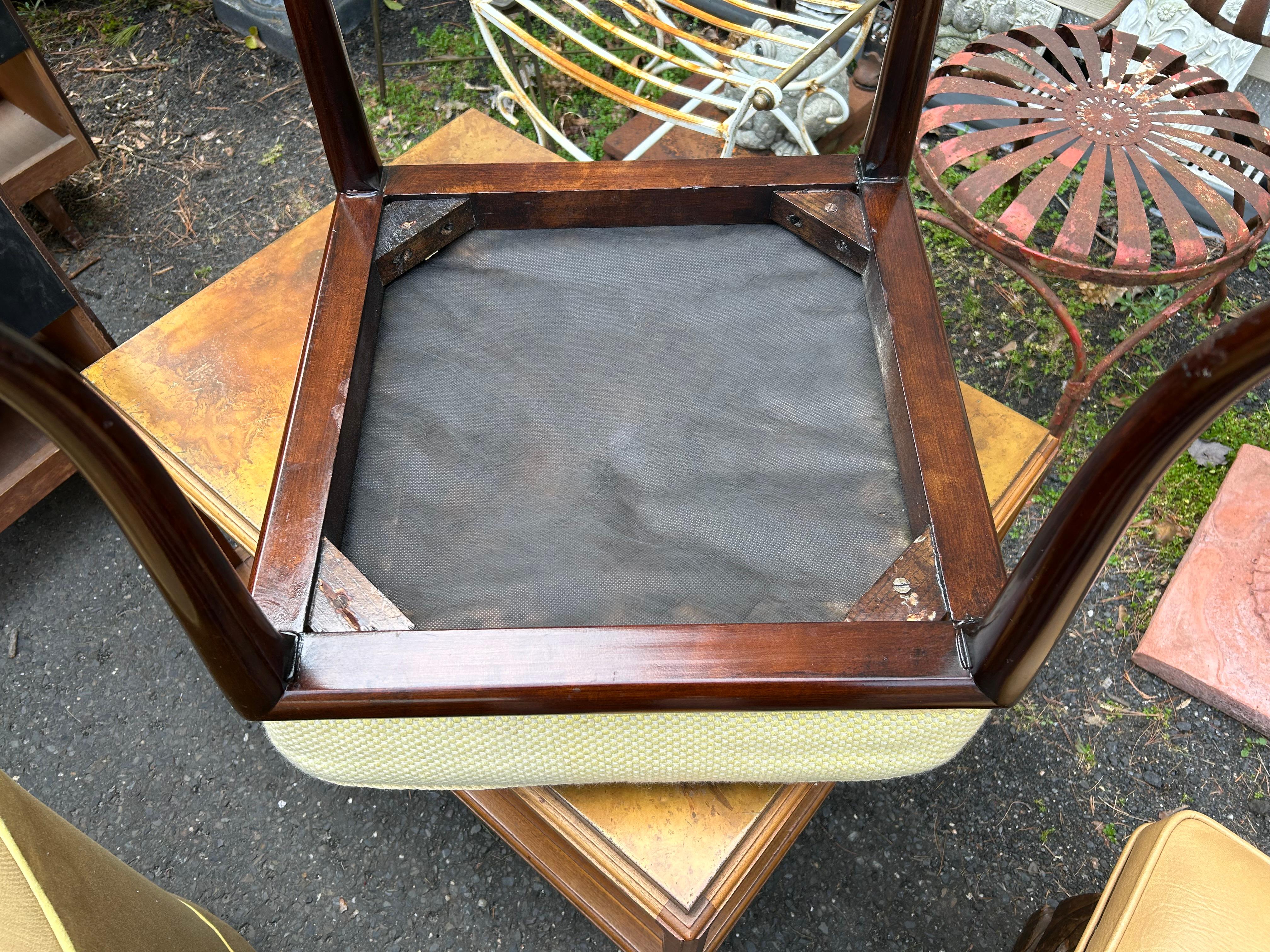 Fabuleux Tabouret/Ottoman en noyer à pied de sabre par T.H. Robsjohn-Gibbings, C. 1950s en vente 1