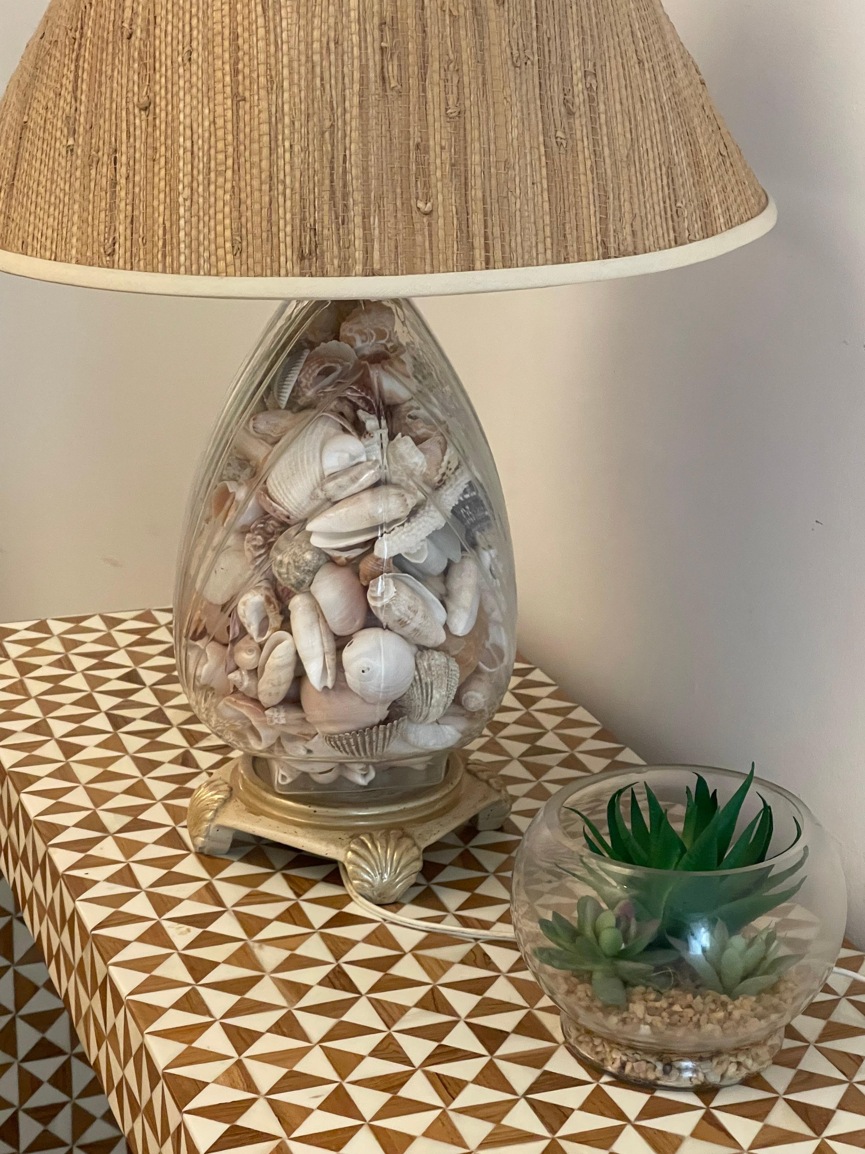 Fabulous Sea Shell Crystal Lamp Grasscloth Shade en Bueno estado para la venta en Boca Raton, FL
