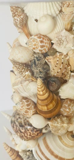 Favolose lampade incrostate di conchiglie marine su basi di lucite in stile Tony Doucquett