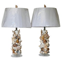 Favolose lampade incrostate di conchiglie marine su basi di lucite in stile Tony Doucquett