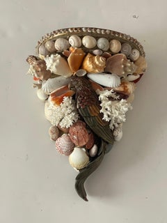 Fabuloso Soporte de Pared con Concha Marina Incrustada y Figurita de Loro