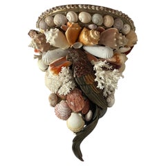 Fabuloso Soporte de Pared con Concha Marina Incrustada y Figurita de Loro