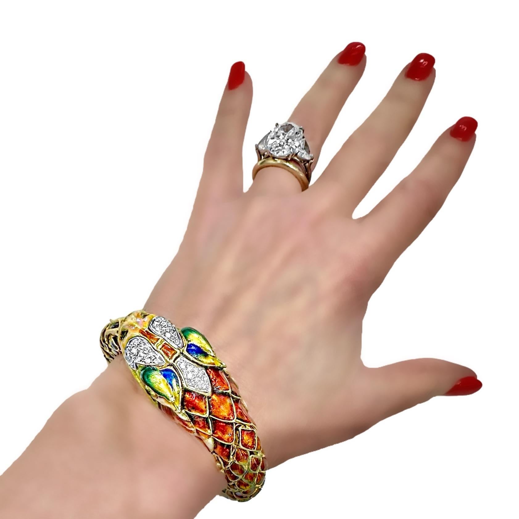 Fabuleux bracelet manchette souple en or 18K, émail et diamants à motif de serpent en vente 10