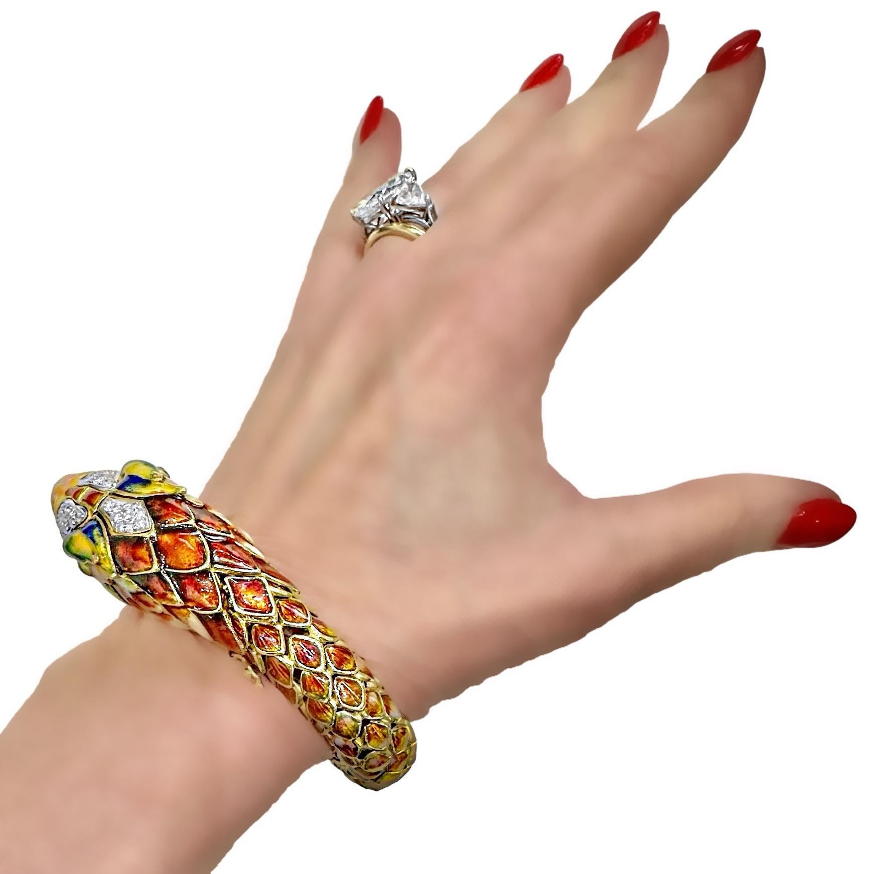 Fabuleux bracelet manchette souple en or 18K, émail et diamants à motif de serpent en vente 11