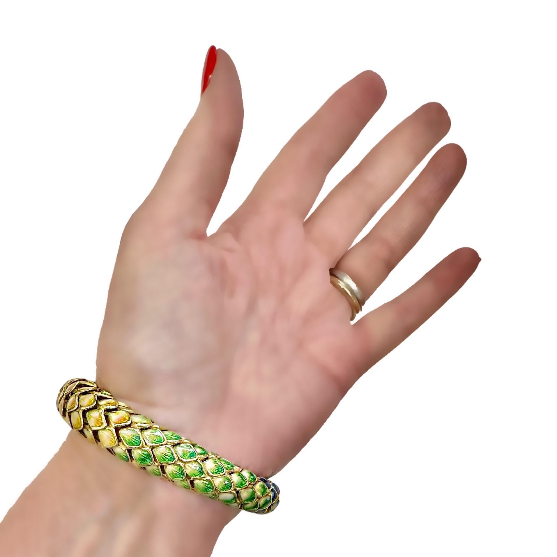 Fabuleux bracelet manchette souple en or 18K, émail et diamants à motif de serpent en vente 12