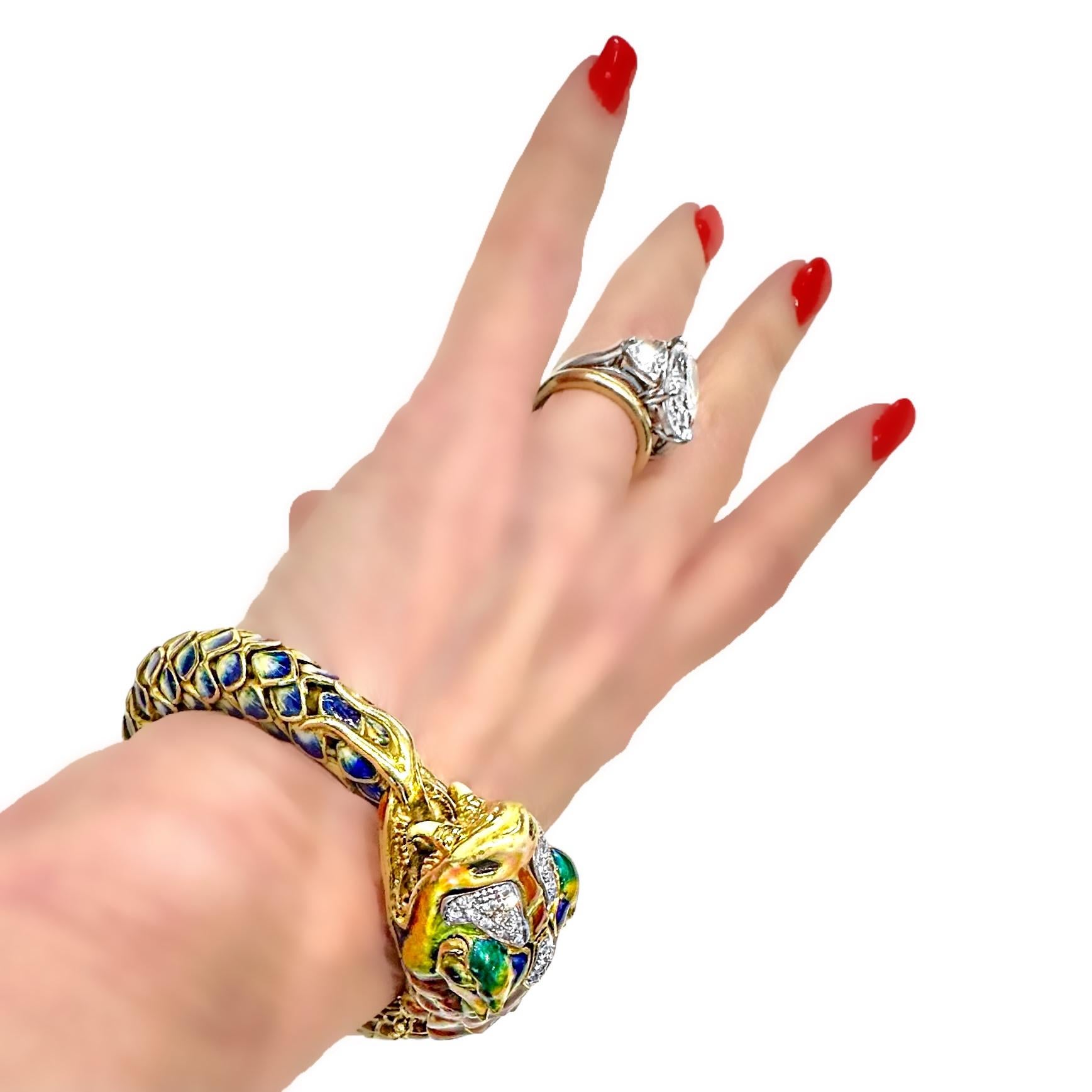 Fabuleux bracelet manchette souple en or 18K, émail et diamants à motif de serpent en vente 13