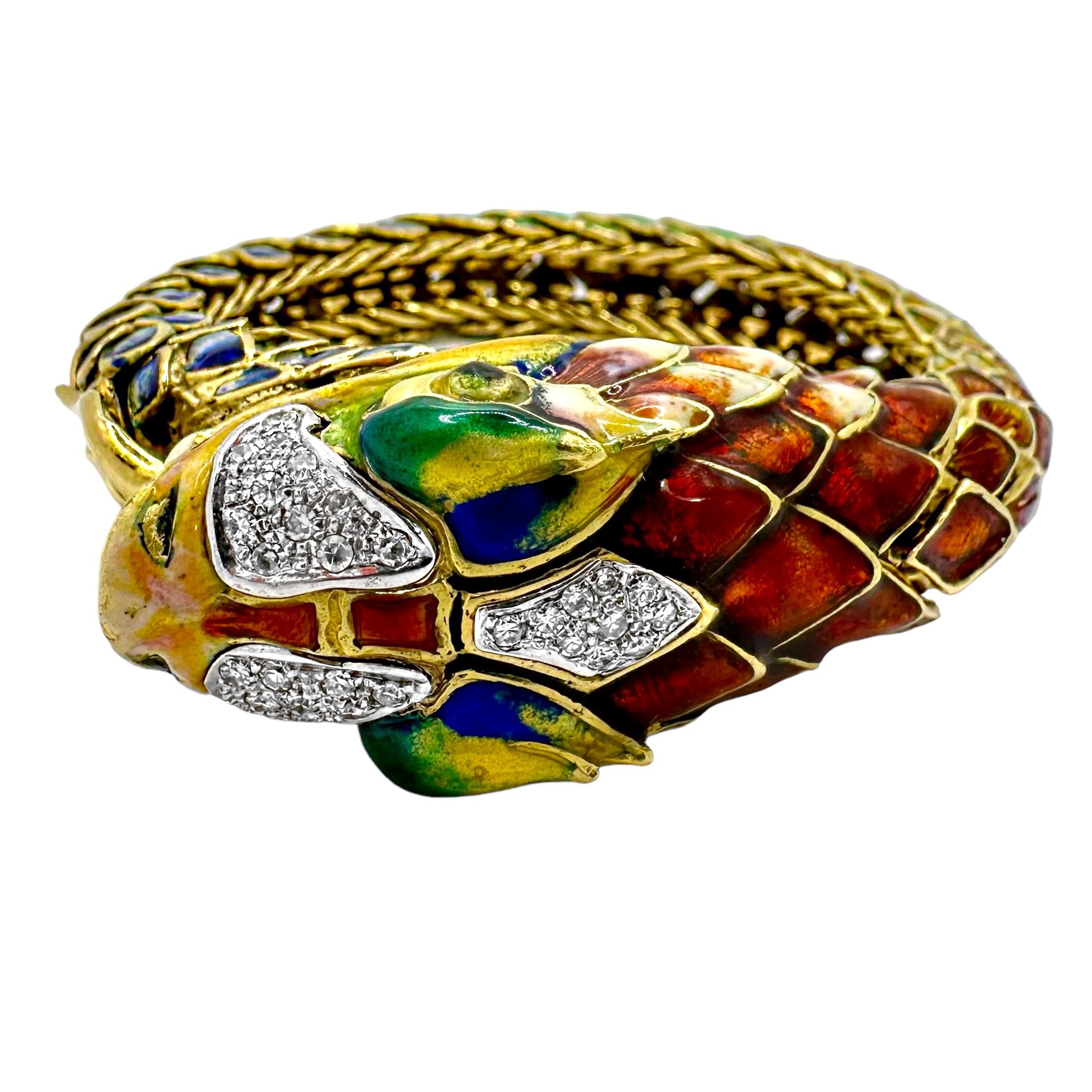 Créé en or jaune 18 carats, ce serpent très détaillé est doté d'écailles flexibles, de crocs et d'une longue langue fourchue. Les écailles d'émail commencent sur la tête dans une couleur orange brûlé et descendent le long du spectre de l'orange au