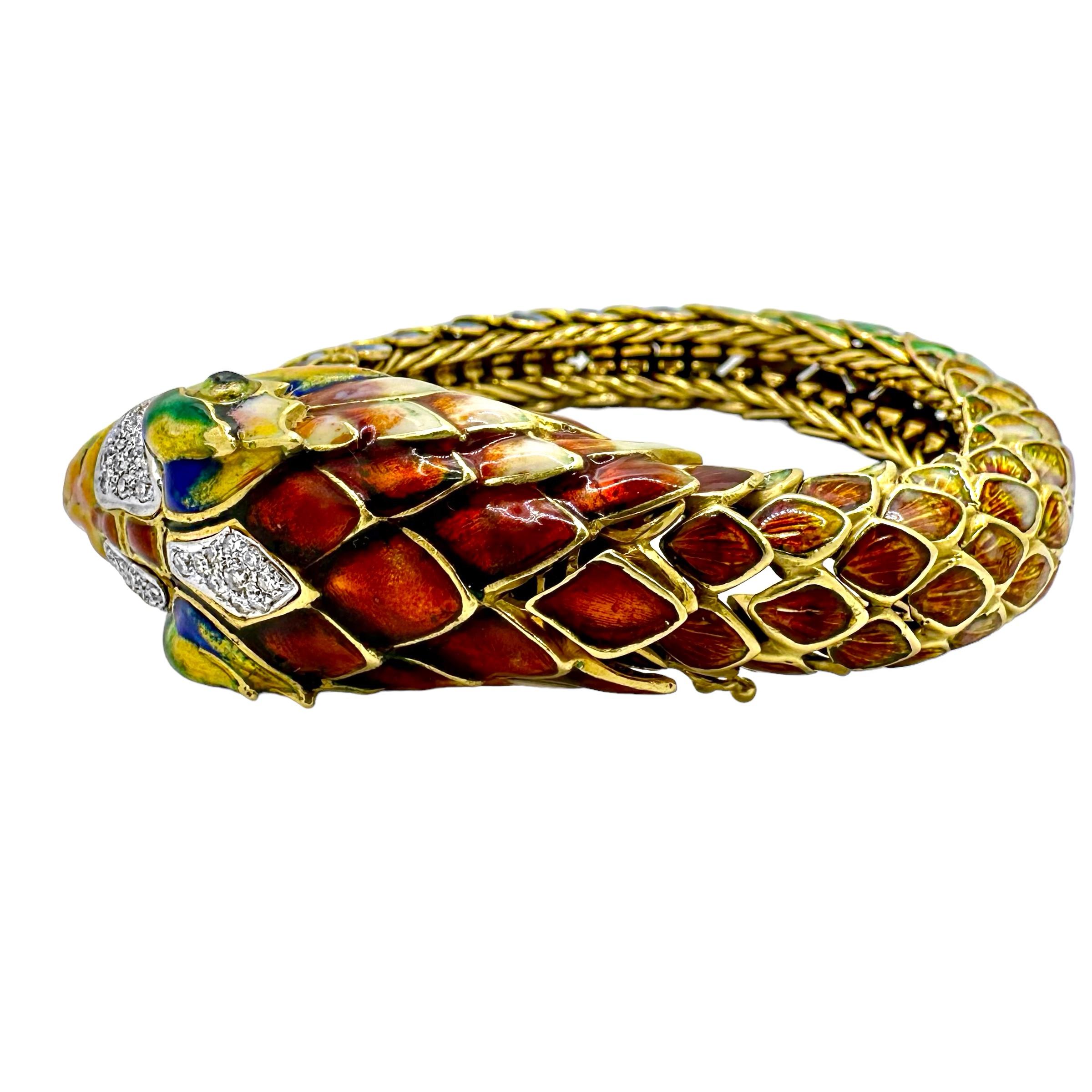 Moderne Fabuleux bracelet manchette souple en or 18K, émail et diamants à motif de serpent en vente
