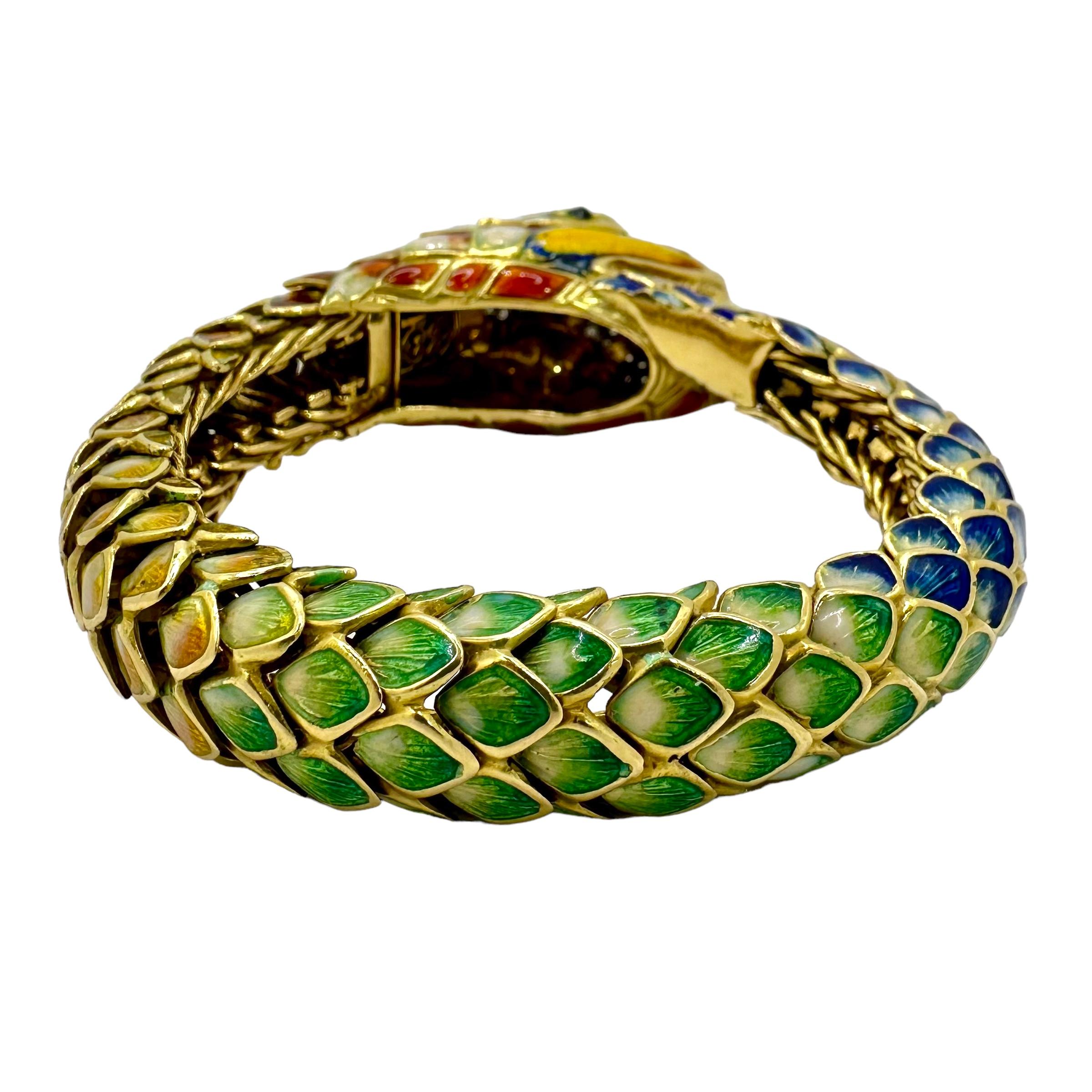 Fabuleux bracelet manchette souple en or 18K, émail et diamants à motif de serpent Bon état - En vente à Palm Beach, FL