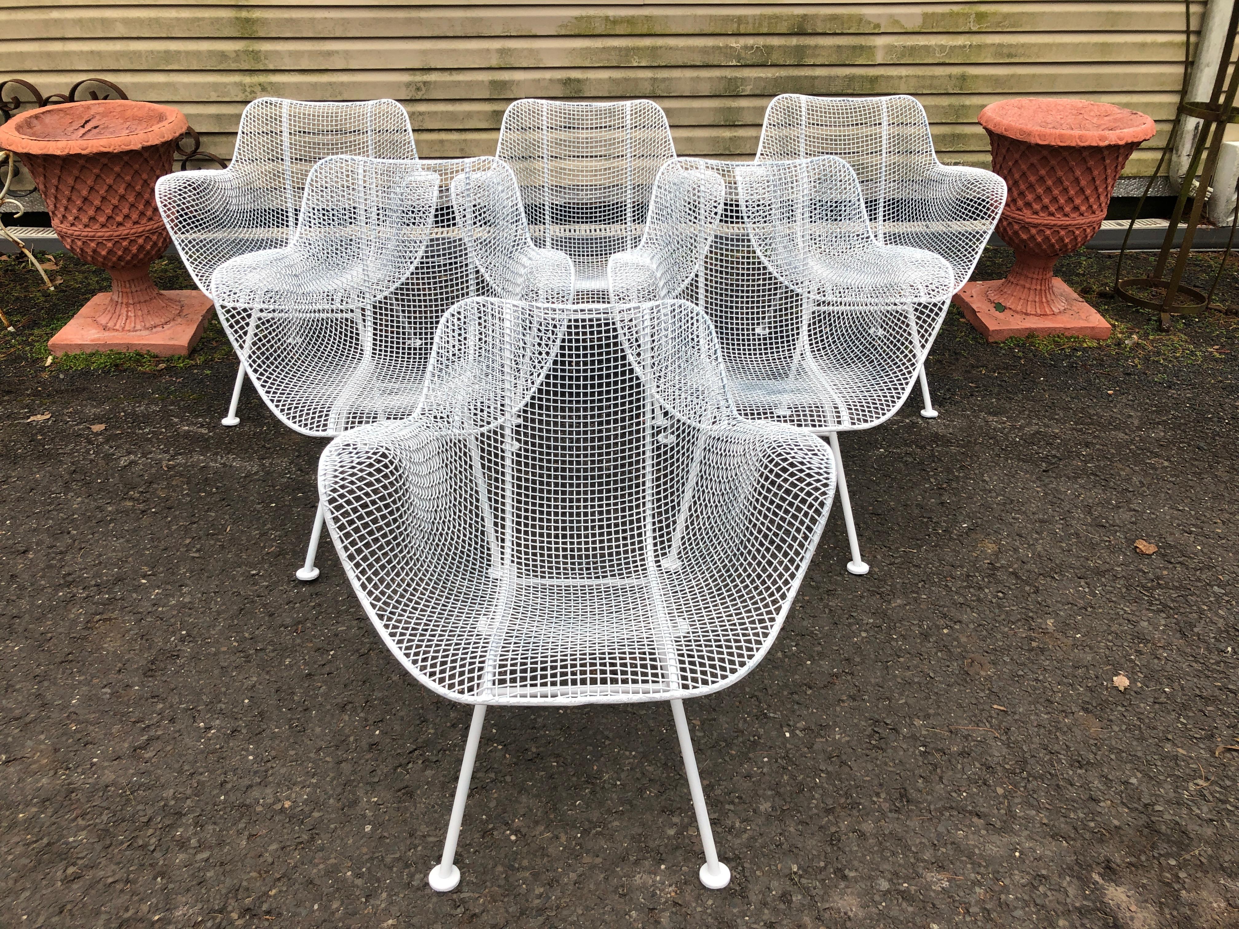 Merveilleux ensemble de 6 chaises de patio en maille du milieu du siècle.  Ces chaises de terrasse 'Sculptura' ont été conçues par Russell Woodard. Exécutées en fer et en acier tressé, ces chaises présentent un entrelacement complexe de fils