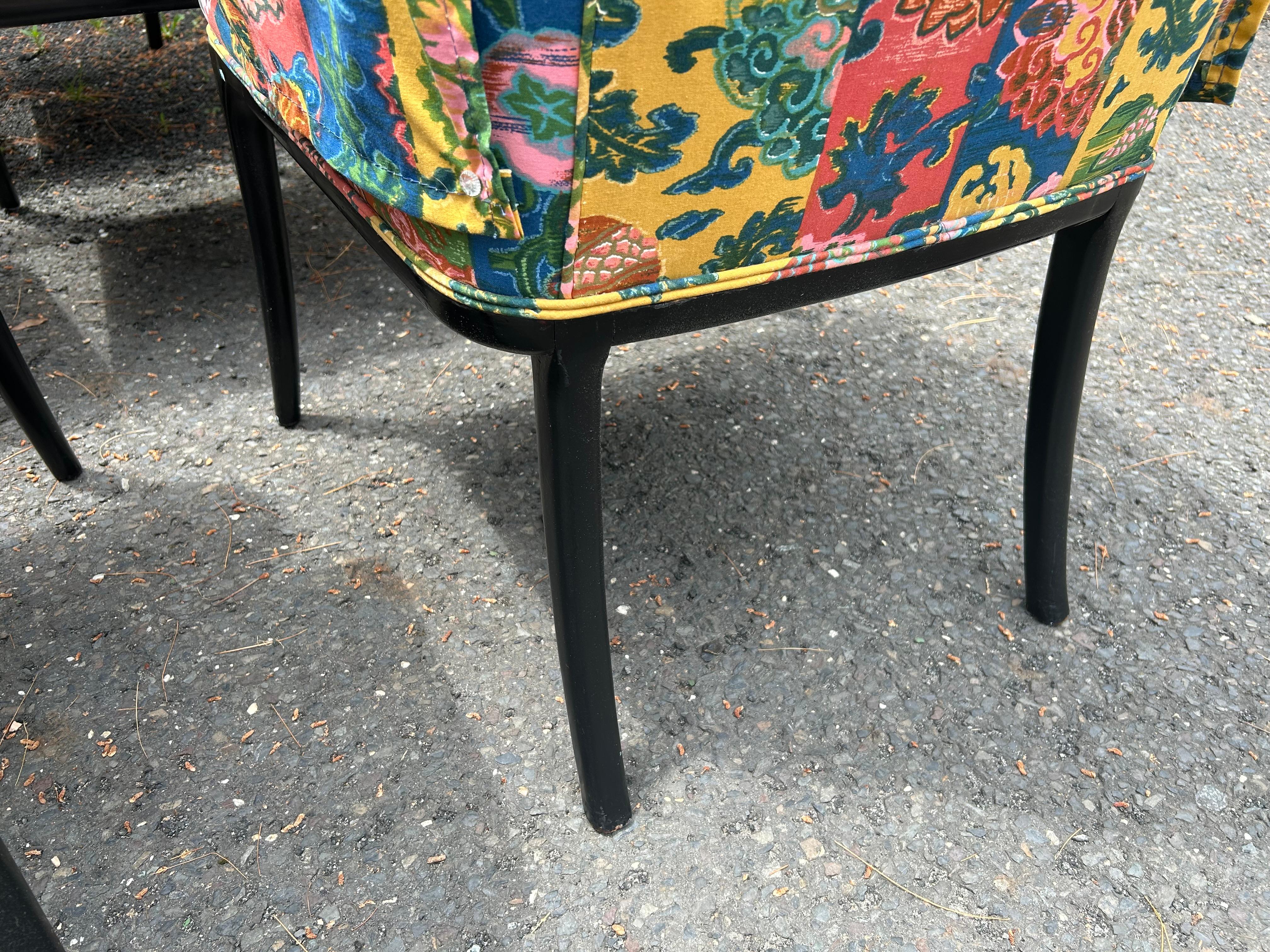 Tappezzeria Favoloso set di 8 sedie da pranzo con gambe a sciabola Erwin Lambeth, ebanizzate, del Medioevo Moderno in vendita