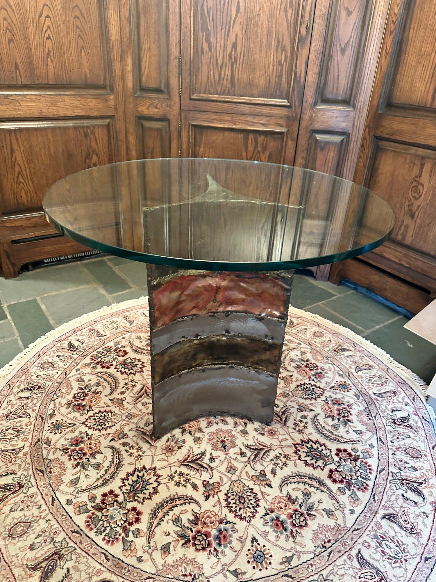 Fabuleux petit guéridon Silas Seandel.  Nous aimons l'utilisation de métaux mixtes dans le style brutaliste que M. Seandel utilise pour construire cette table.  Cette table a un plateau en verre épais de 34