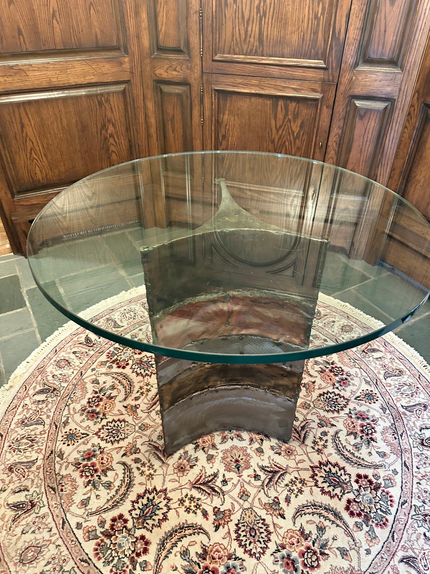 Américain Fabuleuse table de salle à manger ronde à piédestal Silas Seandel, mi-siècle moderne en vente
