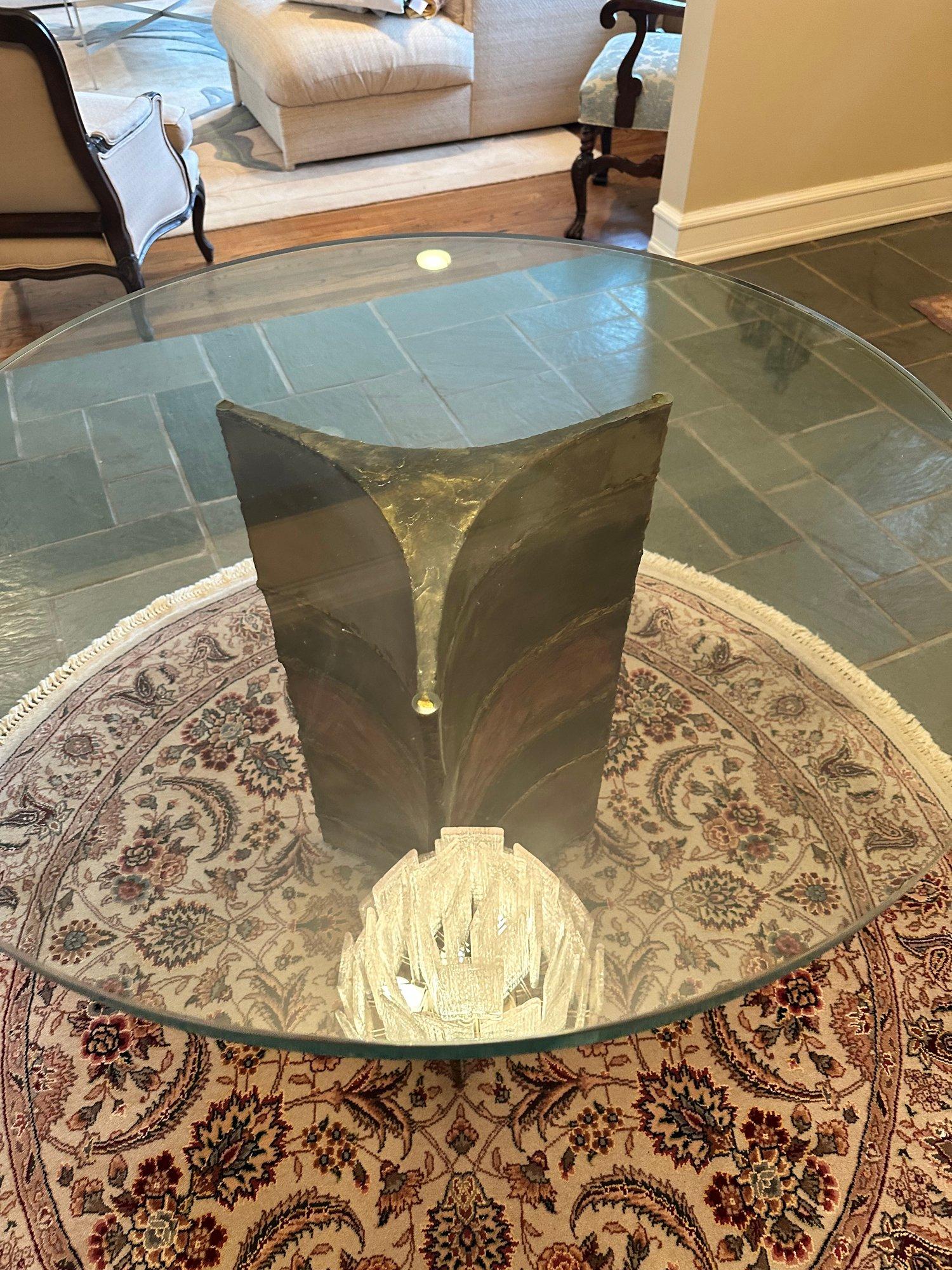 Laiton Fabuleuse table de salle à manger ronde à piédestal Silas Seandel, mi-siècle moderne en vente