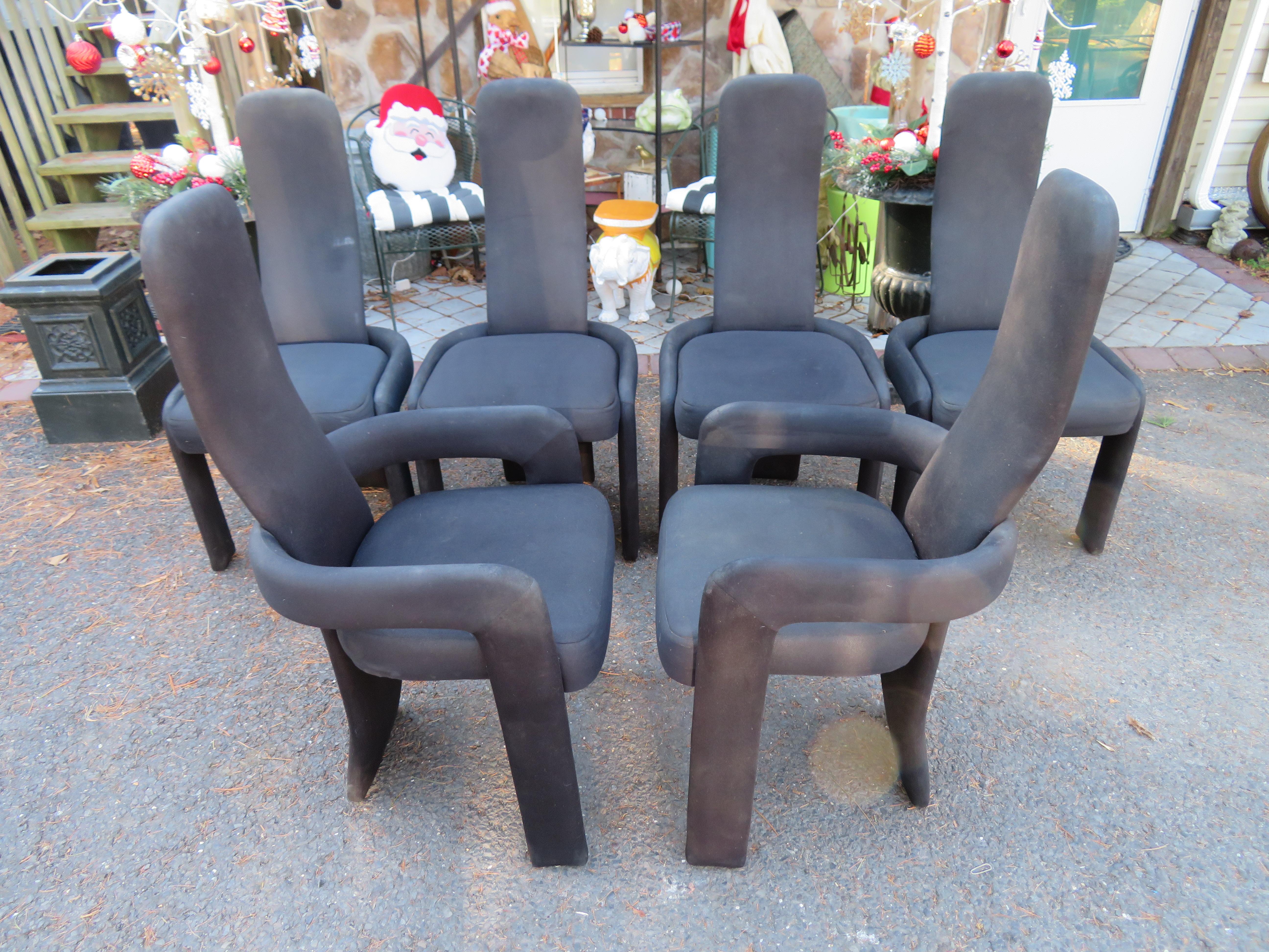 Ensemble statuaire de six chaises postmodernes à dossier haut, quatre chaises d'appoint et deux fauteuils. Ils ont tous un dossier haut et étroit avec des coins supérieurs arrondis et une courbe lombaire qui s'étend jusqu'au sol, tandis que l'assise