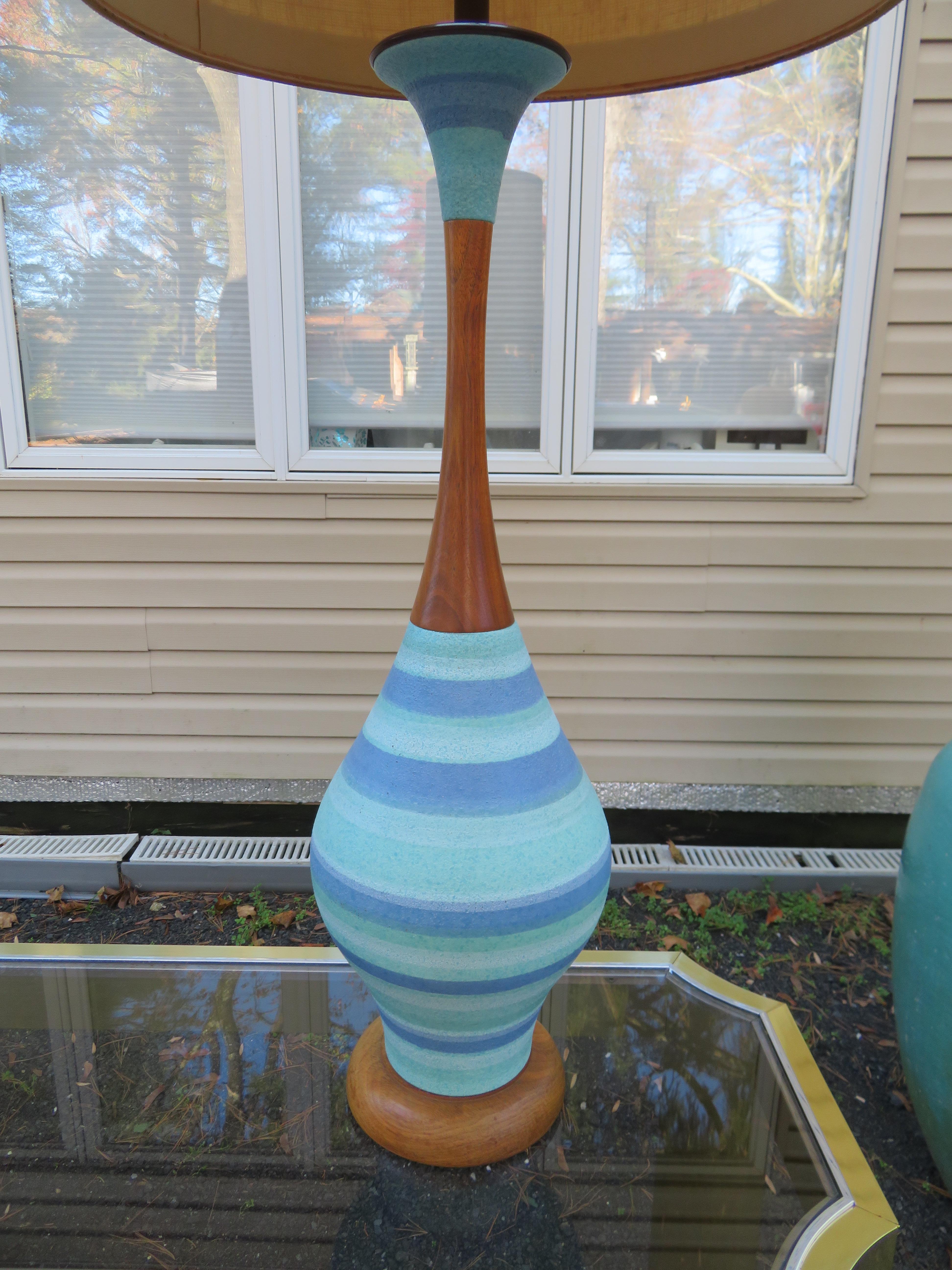 Fabuleuse grande lampe de table rayée bleue et turquoise avec son abat-jour tambour d'origine. La lampe conserve son câblage d'origine en état de marche. Nous adorons le col haut et fin en noyer avec le dessus évasé en céramique assorti. Cette lampe