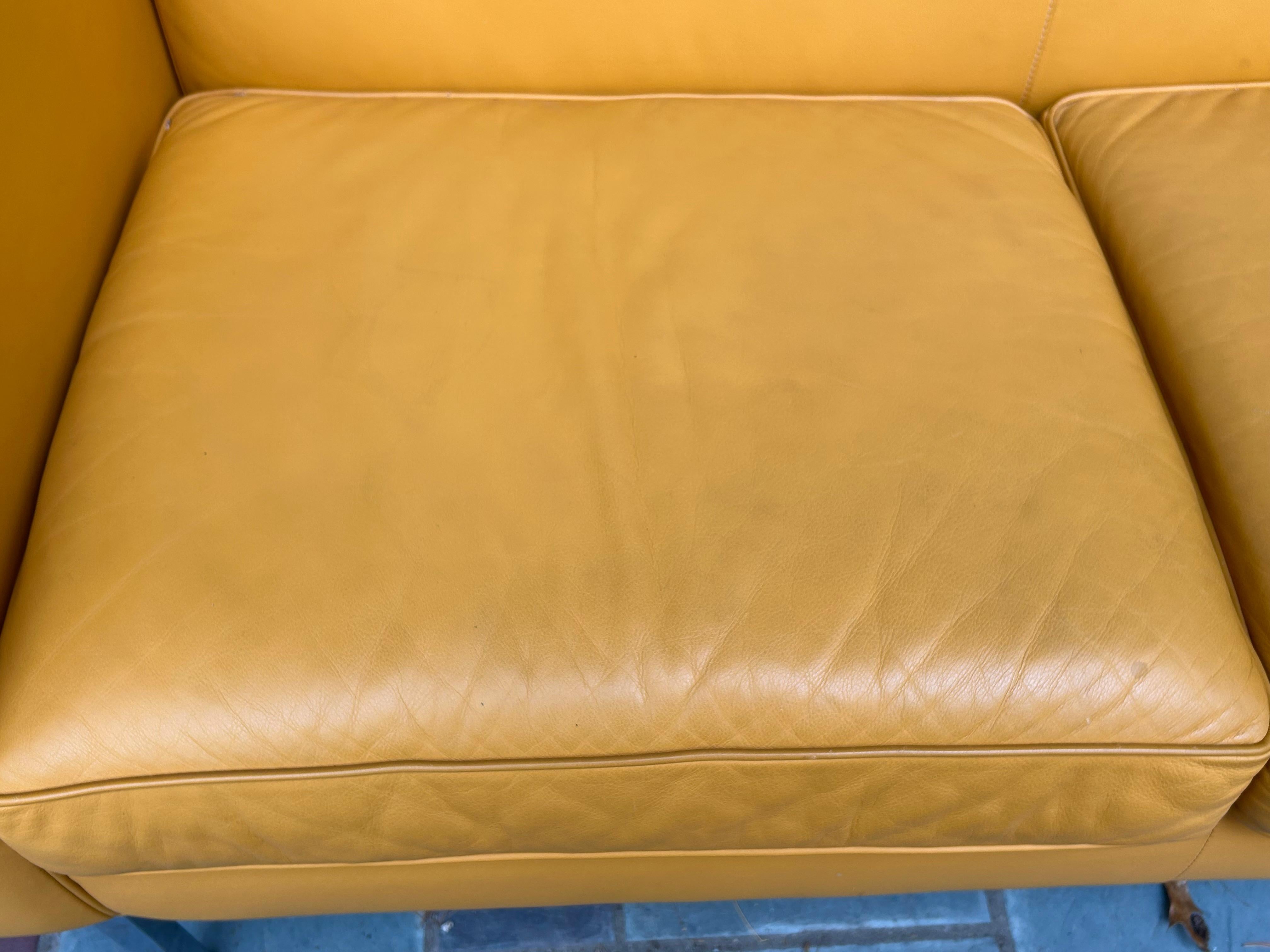 Fabuleuse paire de fauteuils de théâtre Ted Boerner en cuir jaune DWR chromé en vente 3