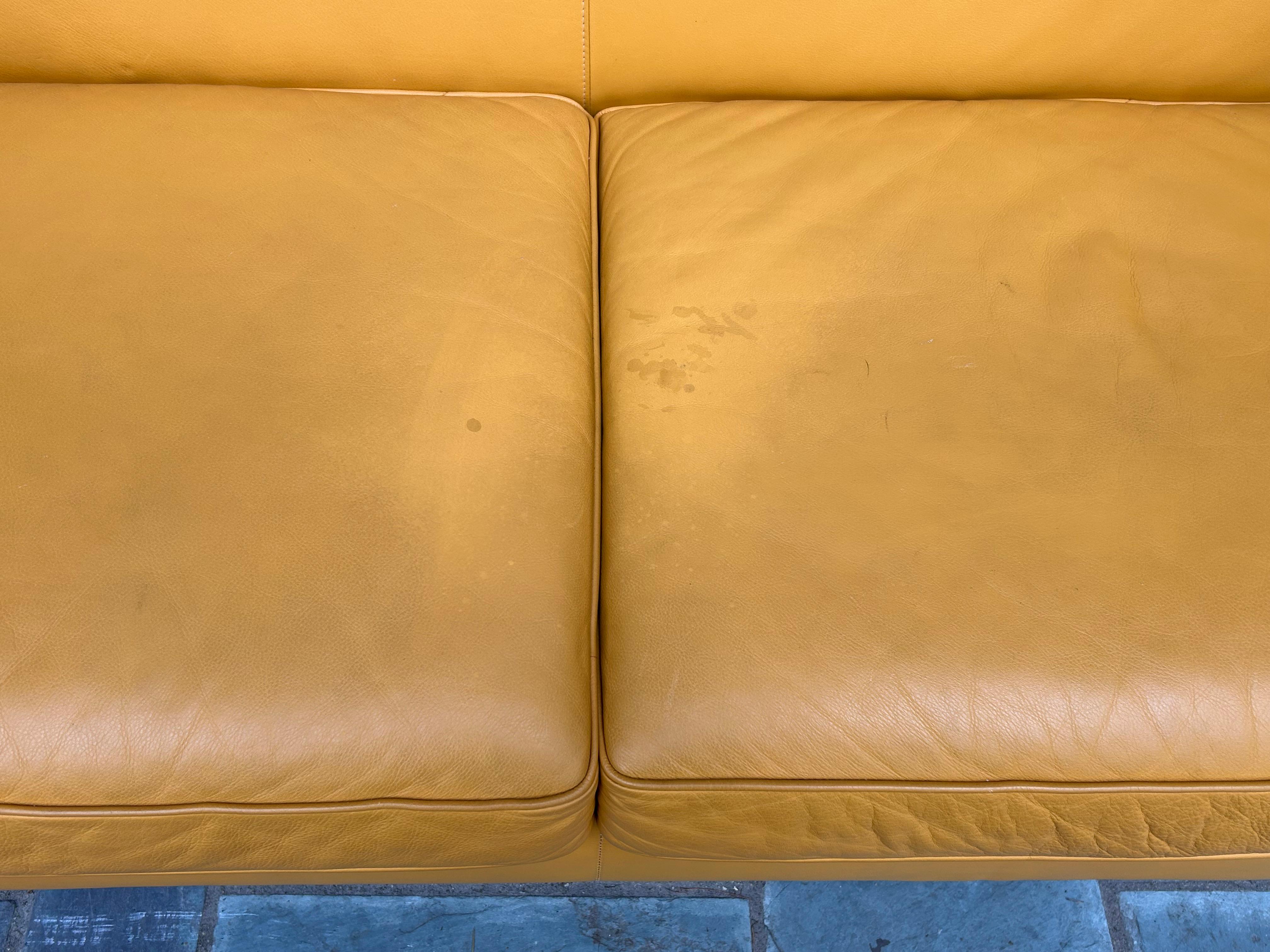 Fabuleuse paire de fauteuils de théâtre Ted Boerner en cuir jaune DWR chromé en vente 4