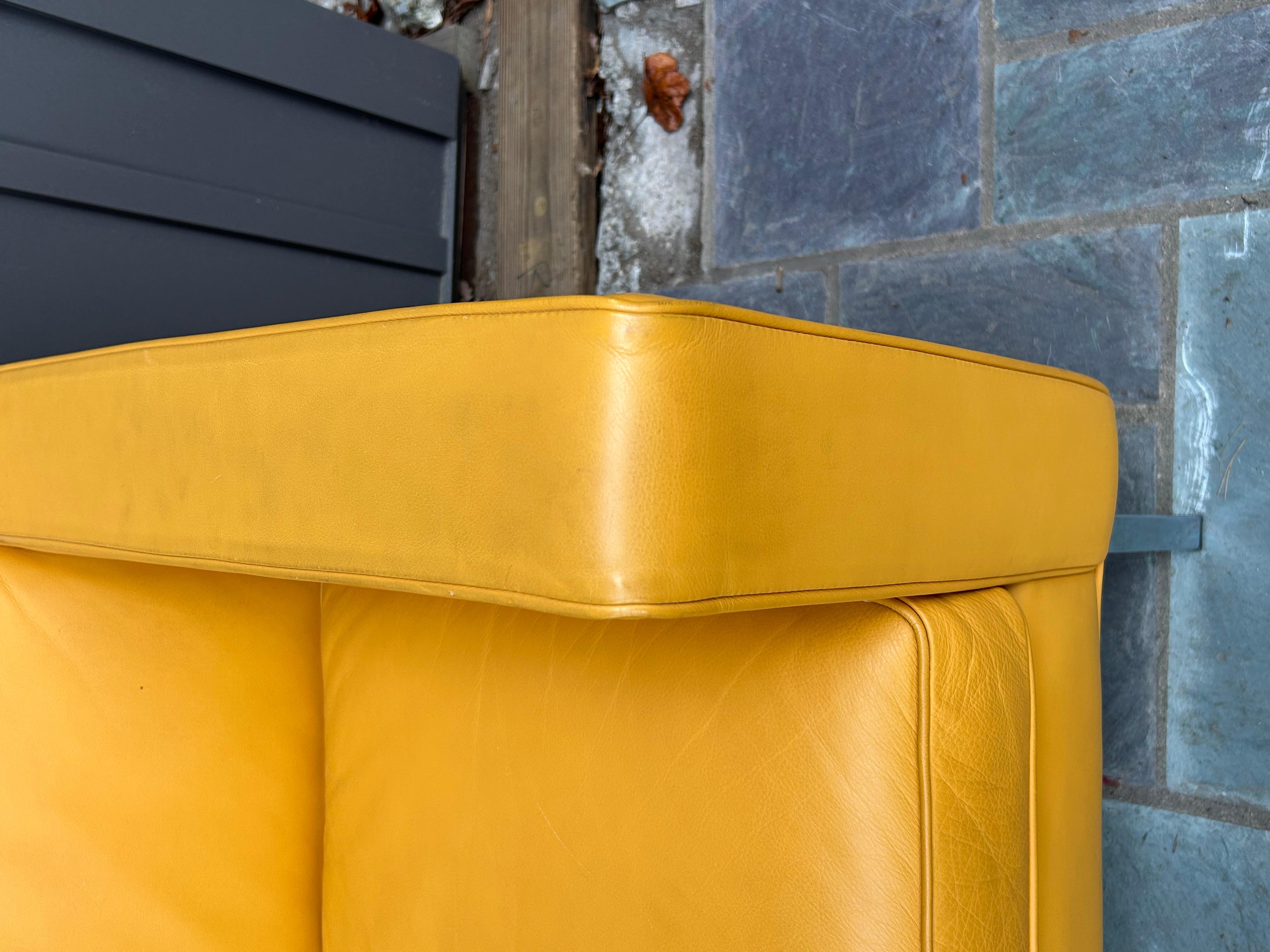 Fabuleuse paire de fauteuils de théâtre Ted Boerner en cuir jaune DWR chromé en vente 5