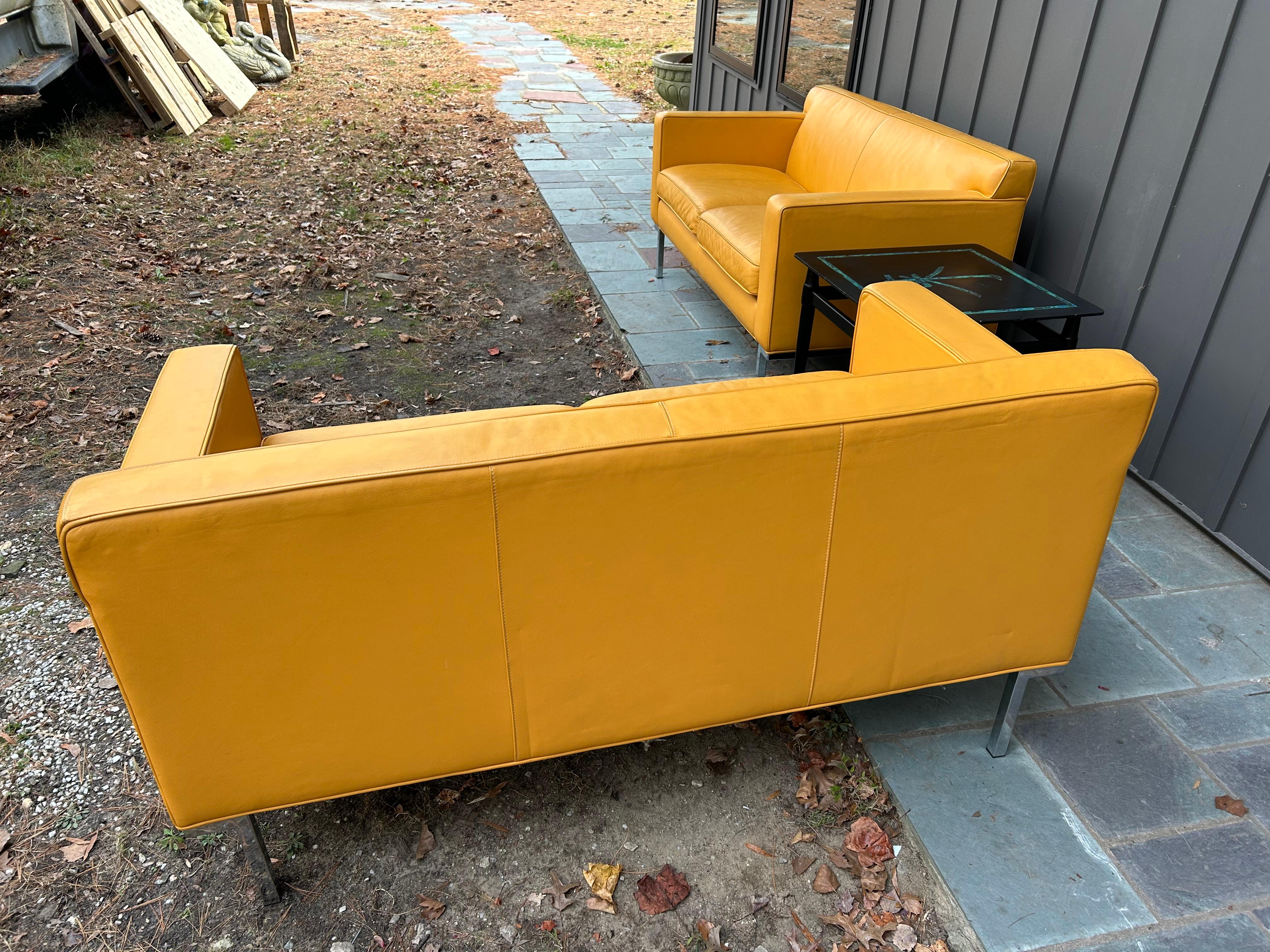 Fabuleuse paire de fauteuils de théâtre Ted Boerner en cuir jaune DWR chromé en vente 8