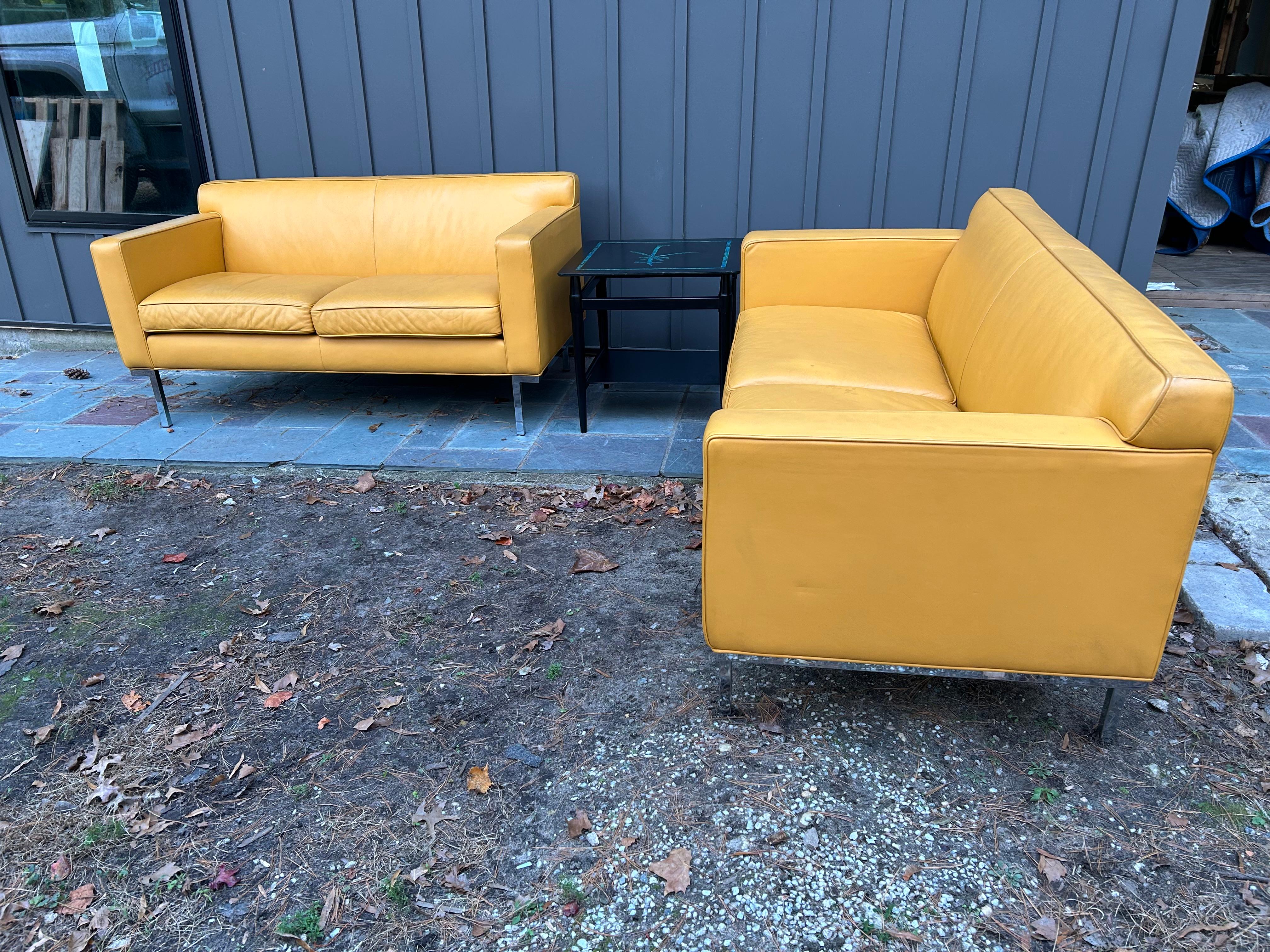Fabuleuse paire de fauteuils de théâtre Ted Boerner en cuir jaune DWR chromé en vente 9