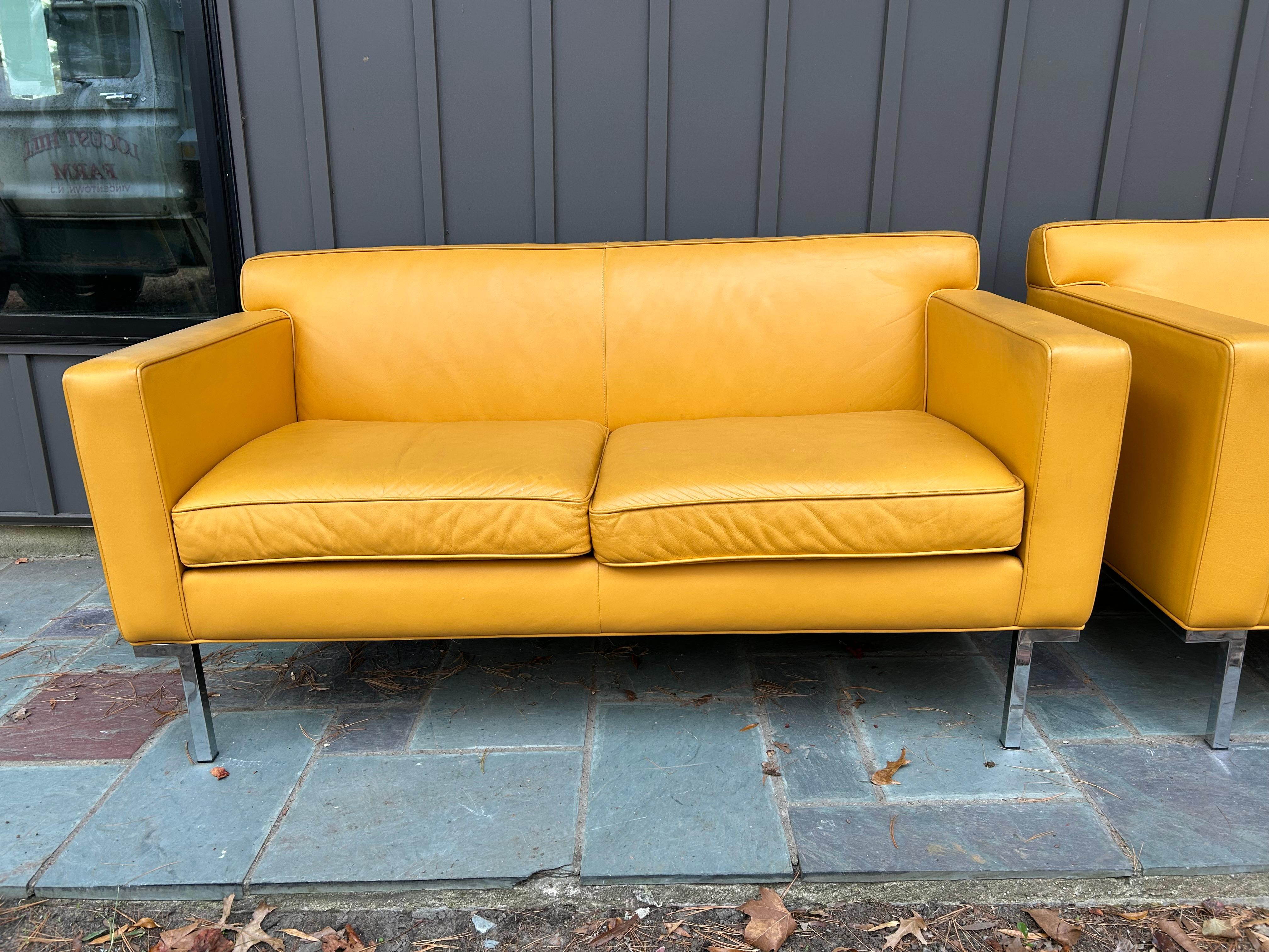 Mid-Century Modern Fabuleuse paire de fauteuils de théâtre Ted Boerner en cuir jaune DWR chromé en vente