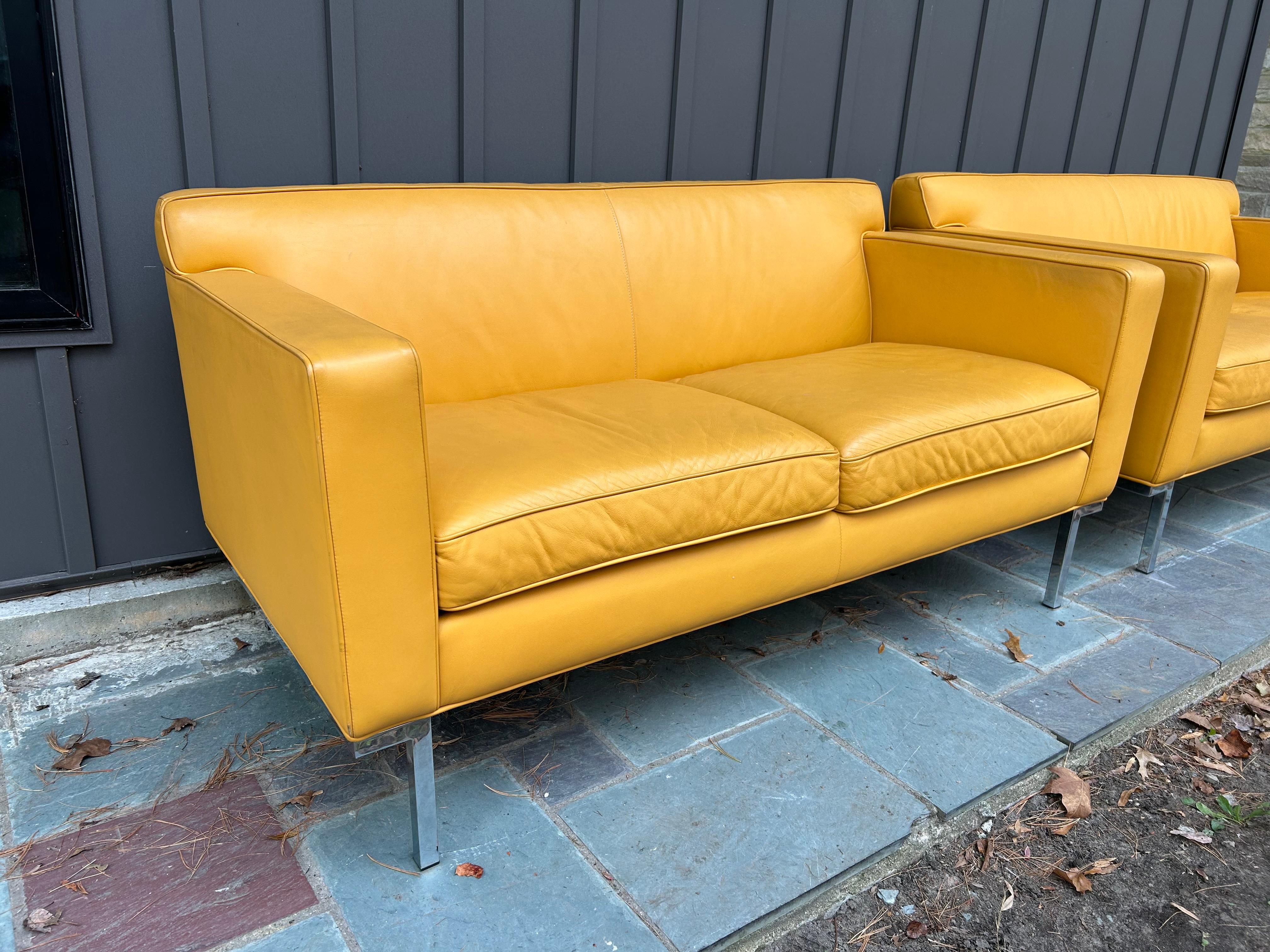 Américain Fabuleuse paire de fauteuils de théâtre Ted Boerner en cuir jaune DWR chromé en vente