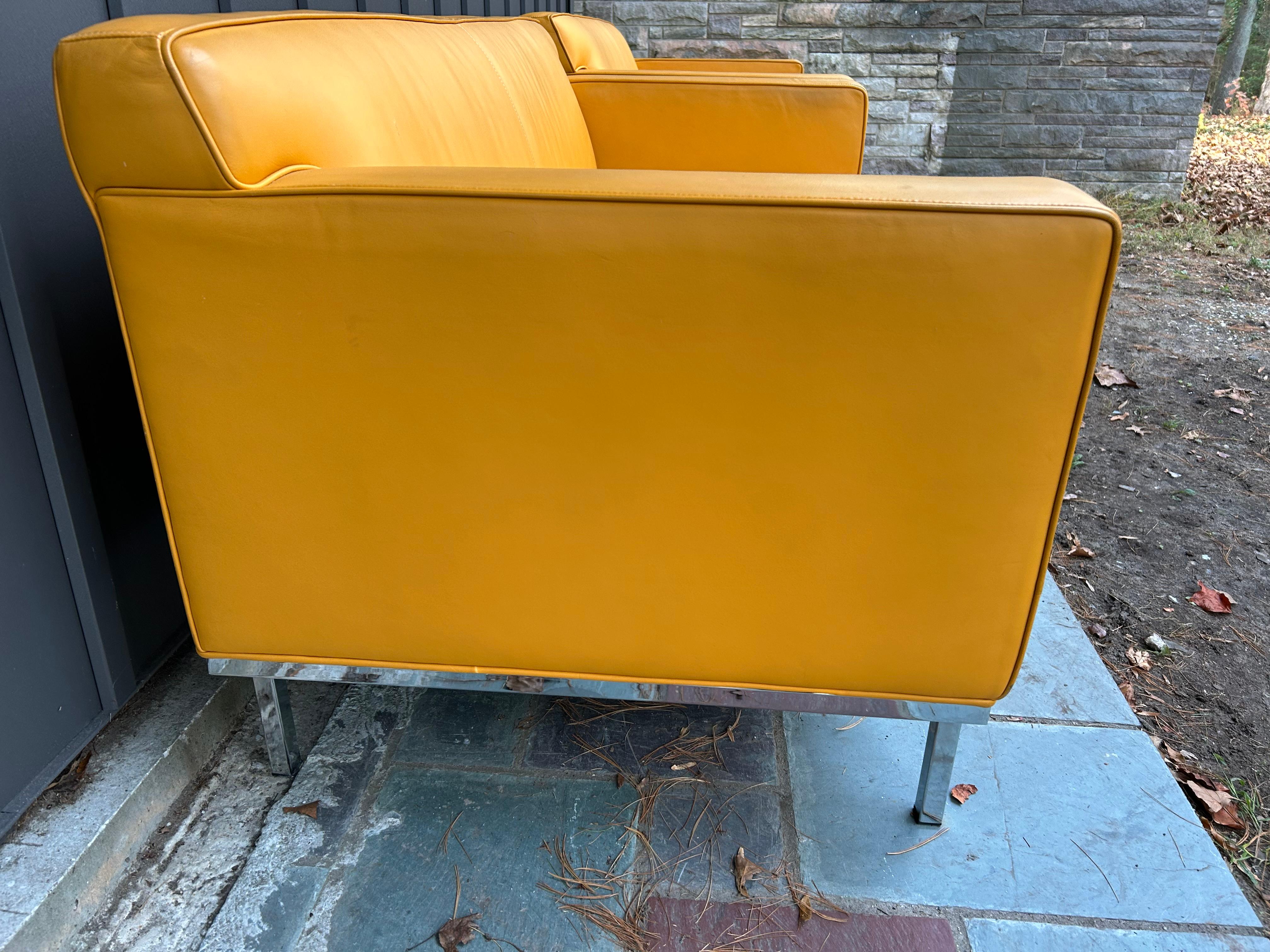 Fabuleuse paire de fauteuils de théâtre Ted Boerner en cuir jaune DWR chromé Bon état - En vente à Pemberton, NJ