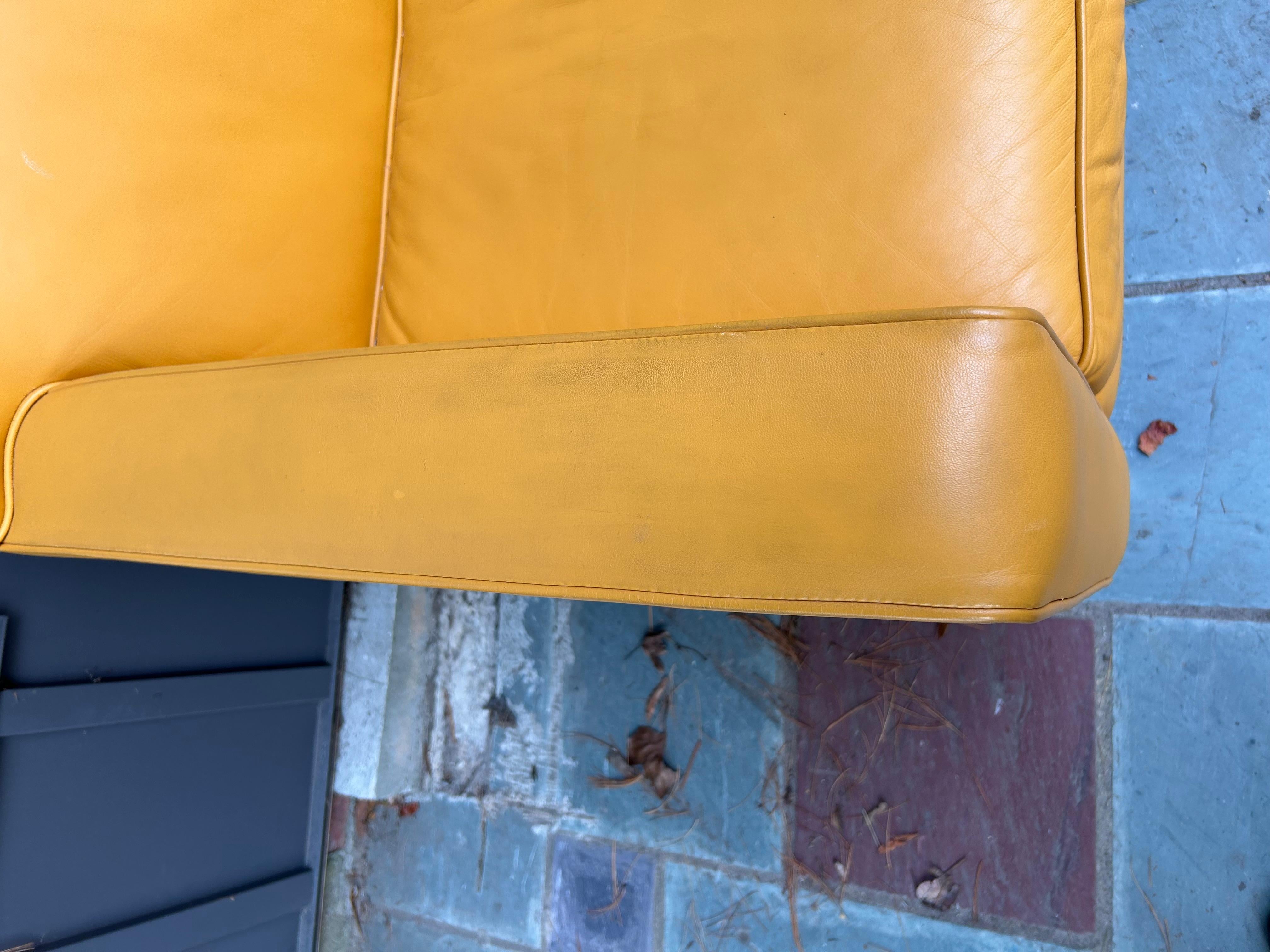 Cuir Fabuleuse paire de fauteuils de théâtre Ted Boerner en cuir jaune DWR chromé en vente