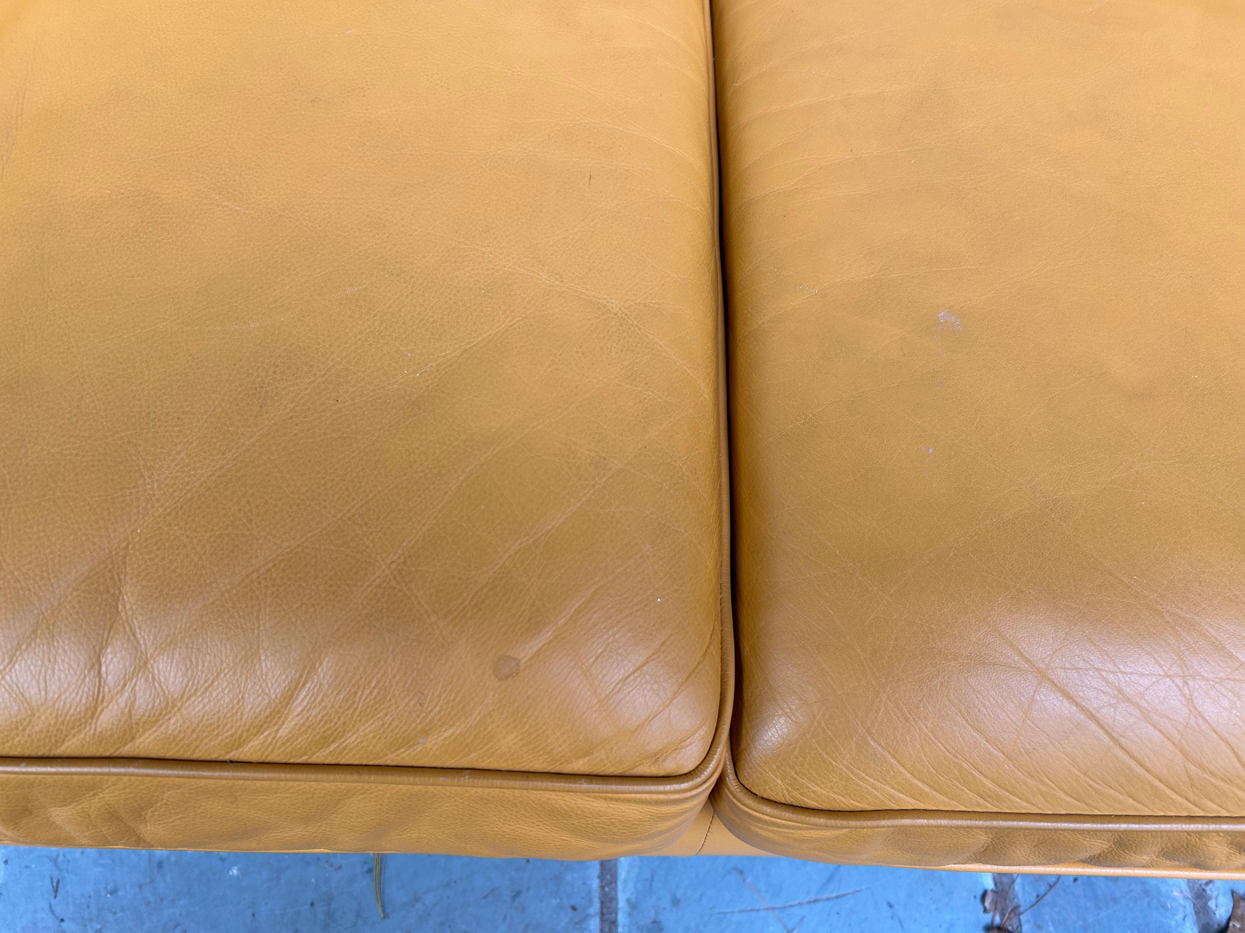 Fabuleuse paire de fauteuils de théâtre Ted Boerner en cuir jaune DWR chromé en vente 1