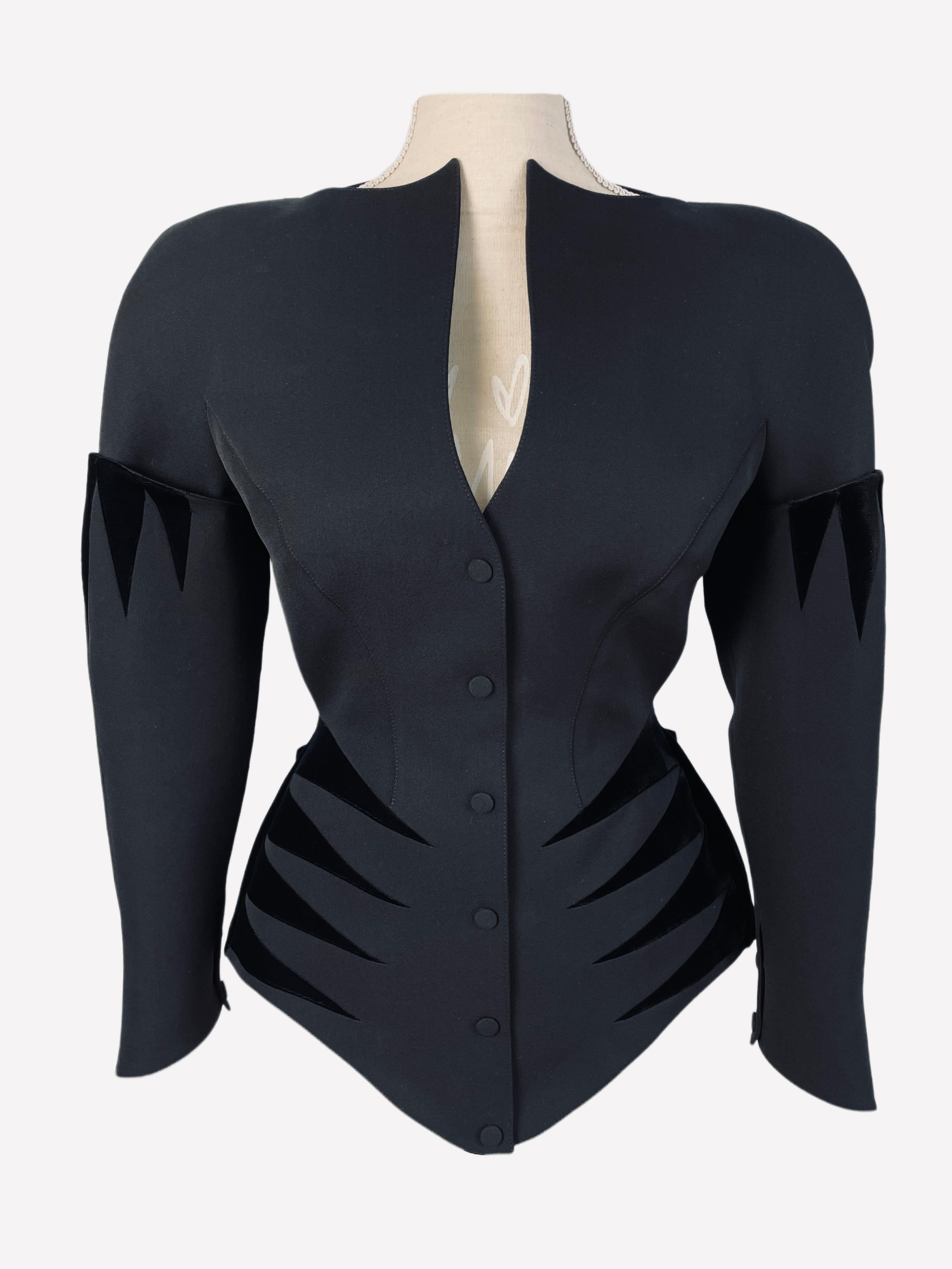 Fabuleuse veste de défilé Thierry Mugler de la collection 'Music Hall' automne/hiver 1990-1991. 
Modèle dramatique qui présente des insertions de velours pointues sur les hanches, des bandes plissées incurvées sur le haut des manches, des plis de