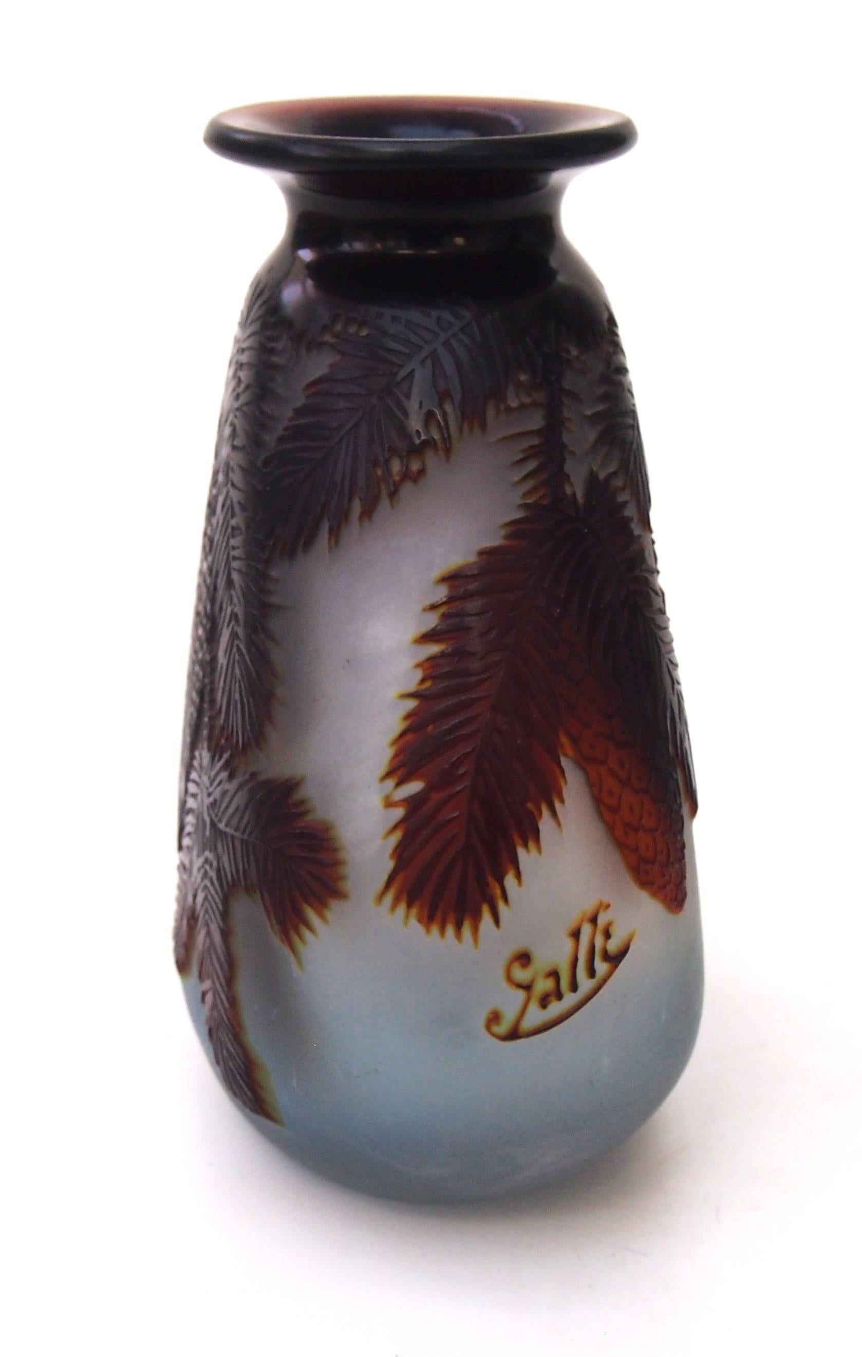 Fabelhafte Kamee-Vase von Emile Galle mit tiefem Schliff in einer ungewöhnlichen, fast dreieckigen Form und einer weit geöffneten Mündung. Die Farben sind tiefbraun und mittelbraun auf blassblau. Er ist mit spektakulären Tannenzapfen und stacheligen