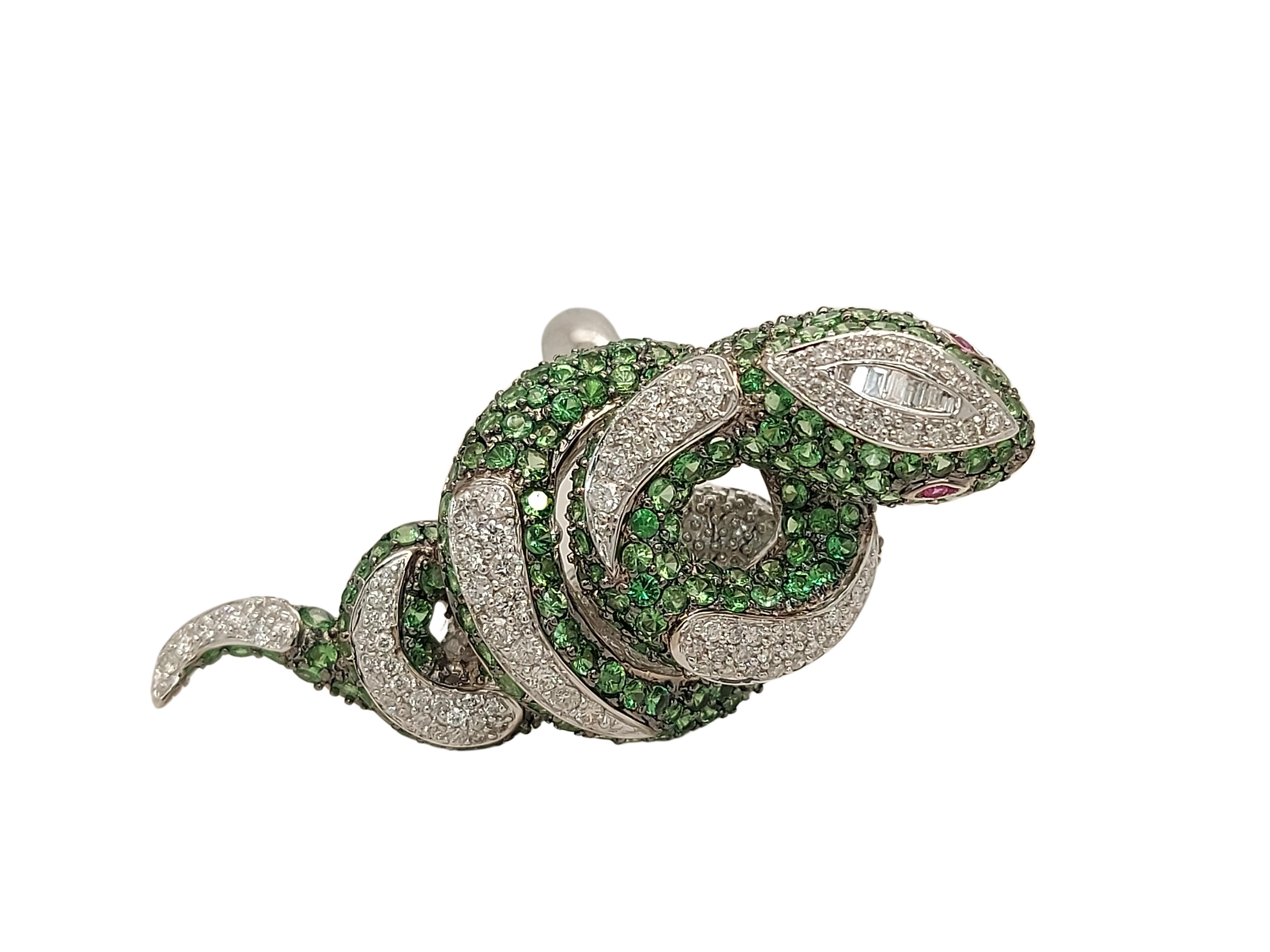 Artigiano Favoloso anello a forma di serpente in oro bianco 18 carati con diamanti, tsavorite e rubino incastonati in vendita