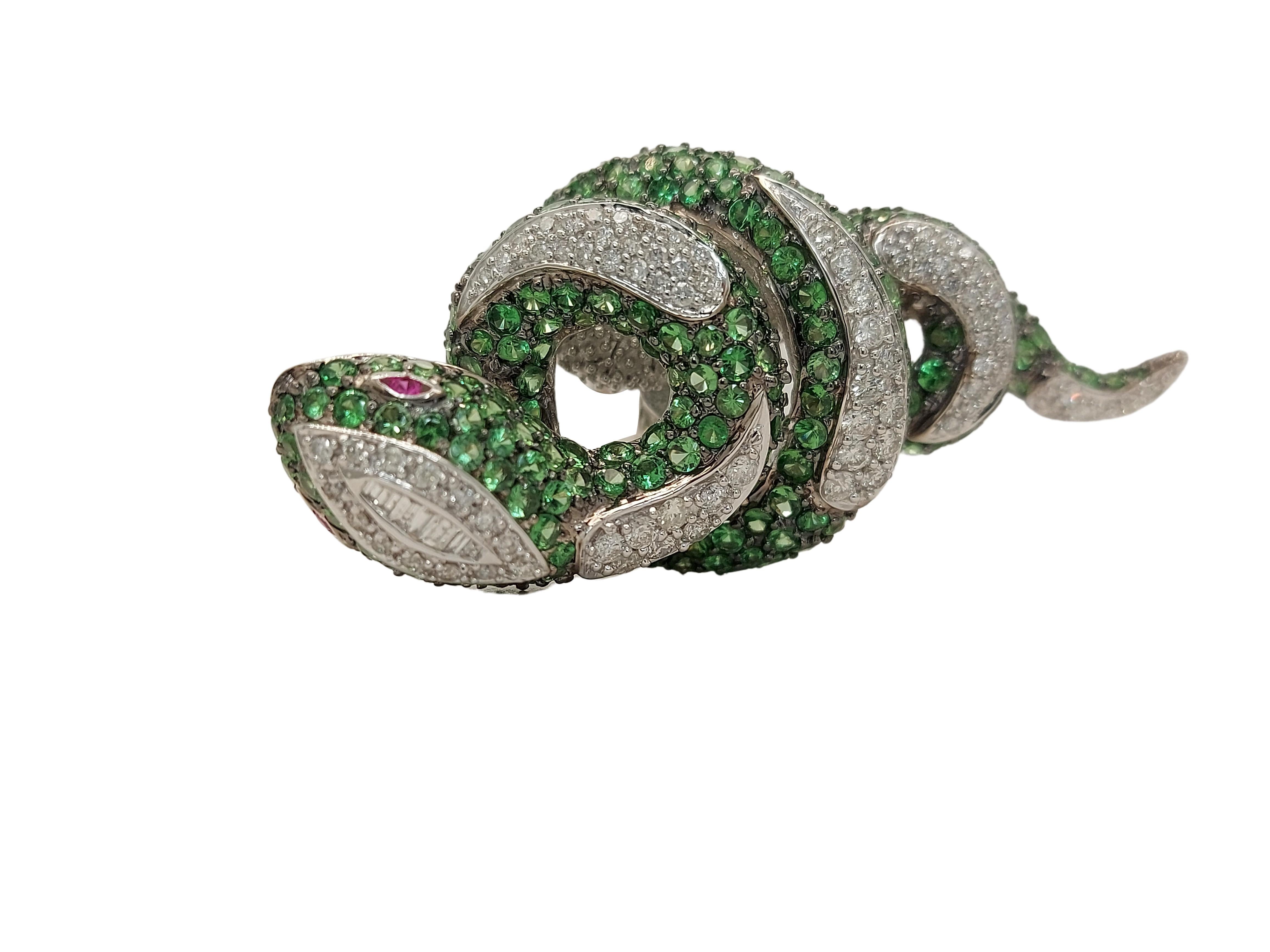 Taglio smeraldo Favoloso anello a forma di serpente in oro bianco 18 carati con diamanti, tsavorite e rubino incastonati in vendita