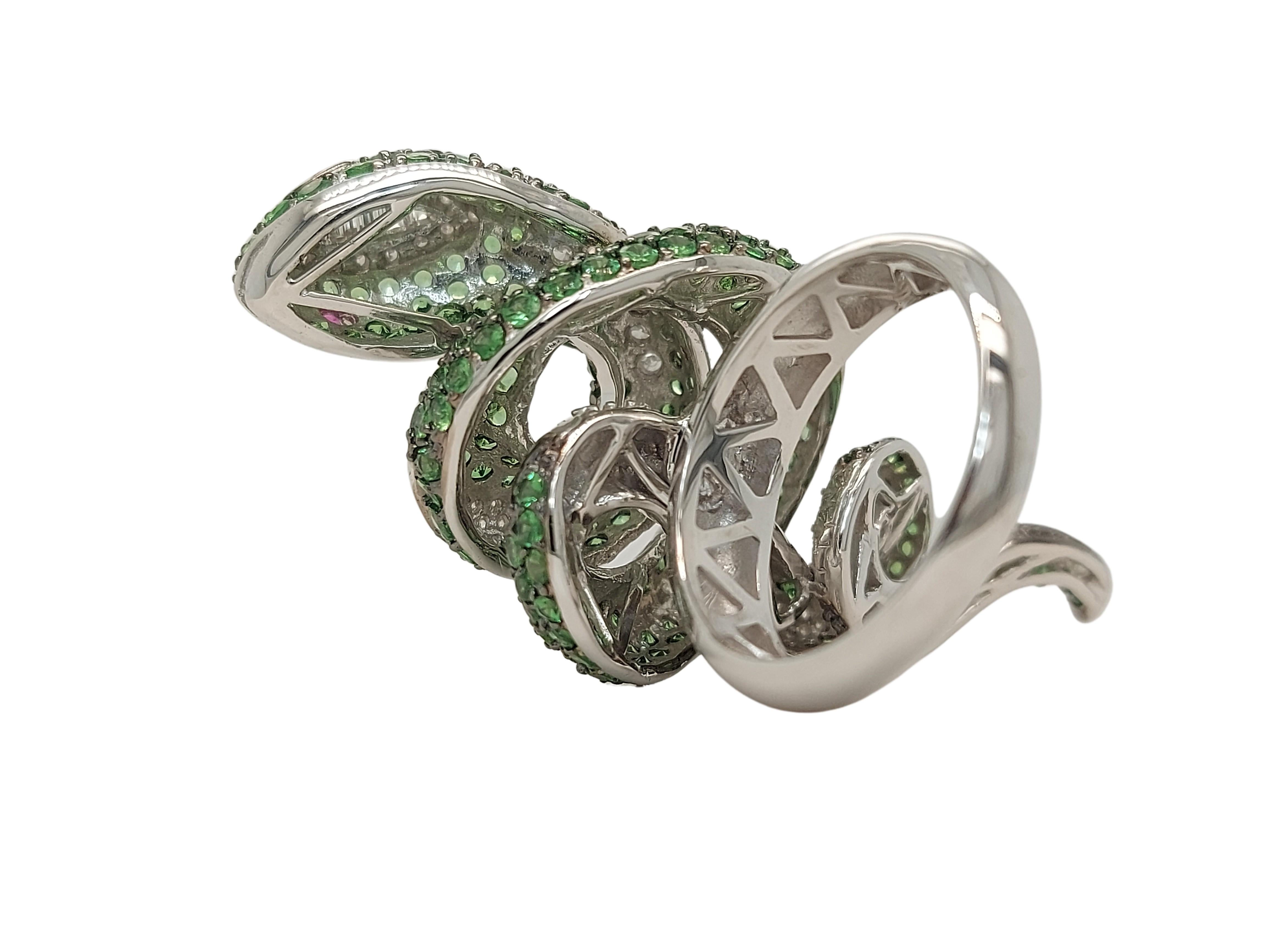 Fabulous Twirl Snake Ring in 18kt White Gold Set with Diamonds, Tsavorite, Ruby In New Condition For Sale In Antwerp, BE