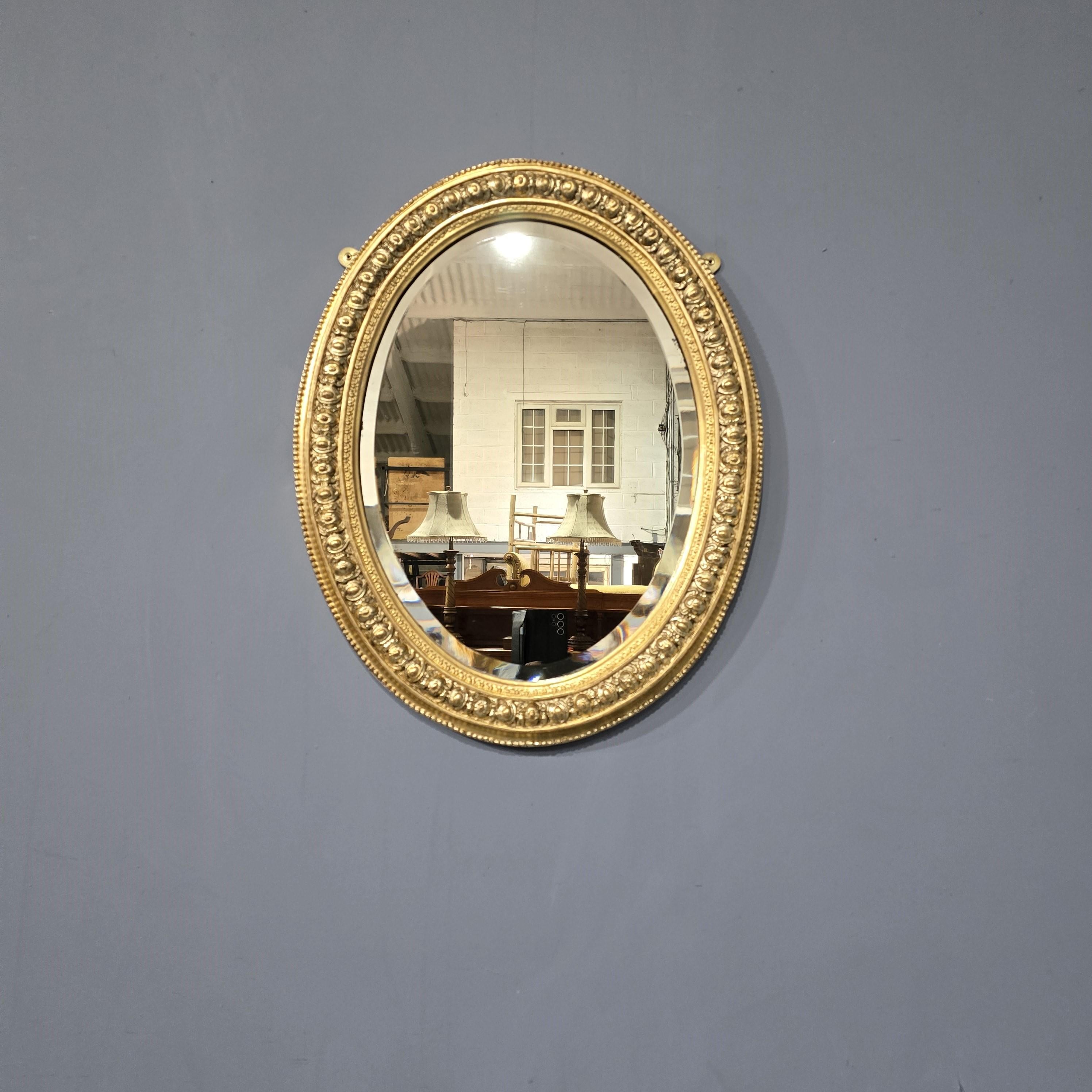 Ravissant miroir mural en verre biseauté ovale et doré de l'époque victorienne, dos d'origine avec le papier de la Gazette d'Islington de 1886 sous le miroir, en très bon état, pouvant être accroché en portrait ou en paysage.

28