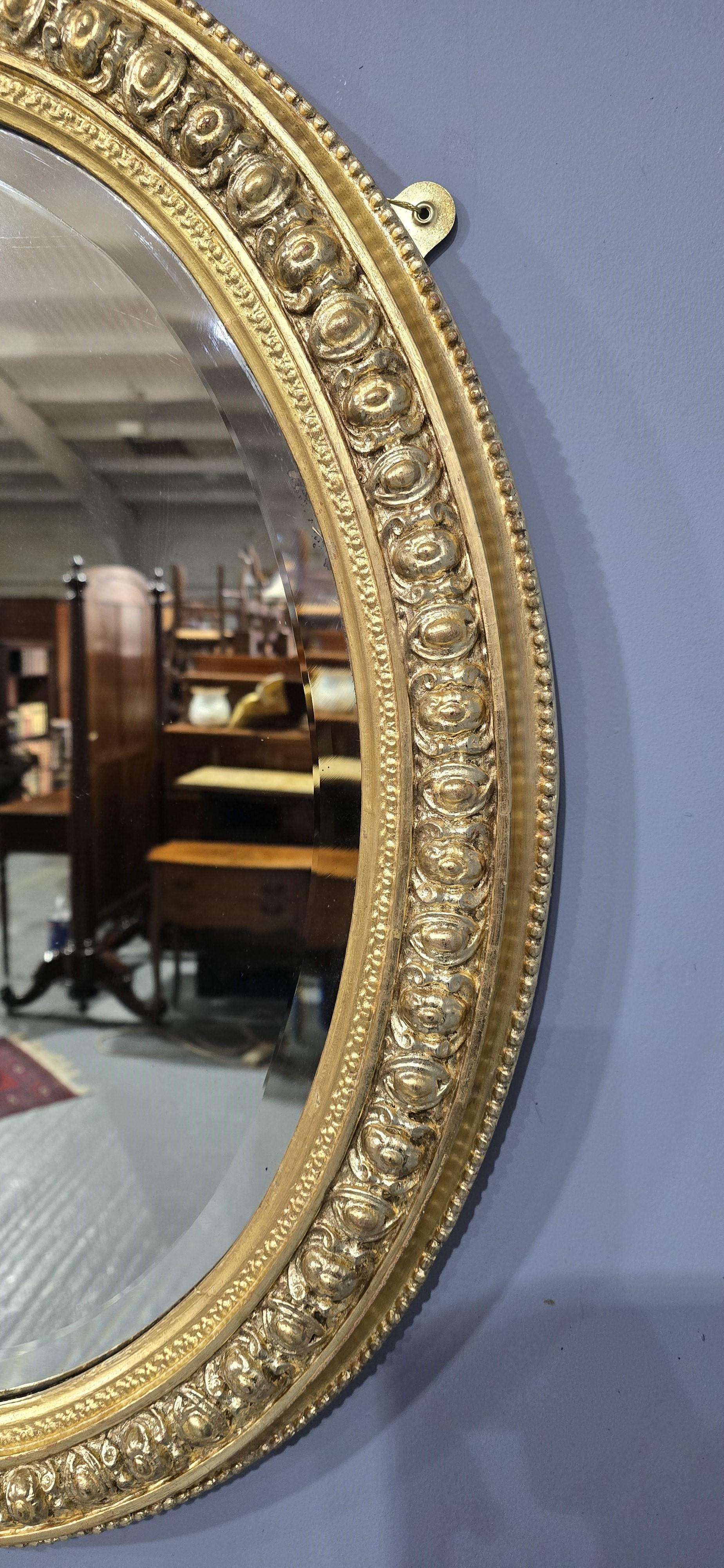 Doré Fabuleux miroir ovale doré victorien en vente