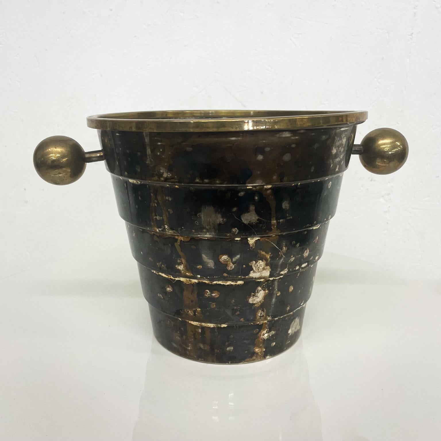 Ice bucket
Fabulous Vintage Larry Laslo for Towle Champagne Ice Bucket, Italy 1970s
Clean modern Memphis lines in brass and silverplate.
Maker stamp.
8.38 h x 9.38 diameter 13.75 w
Designed by Larry Laslo for Towle made in Italy 1970s
Preowned