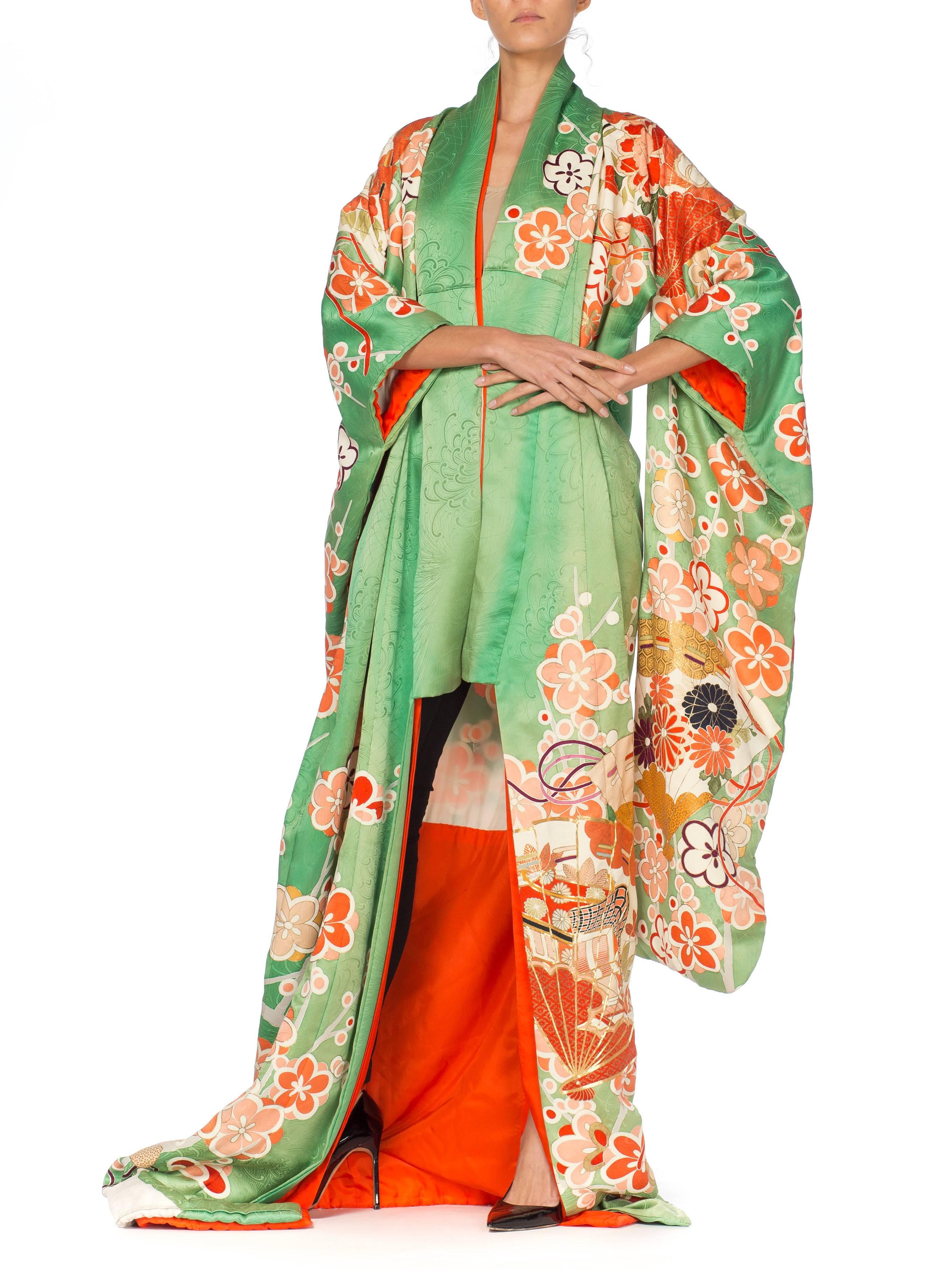 1950S Green Hand Painted Silk Light Weighted Ceremonial With Embroidery Kimono In Excellent Condition In New York, NY