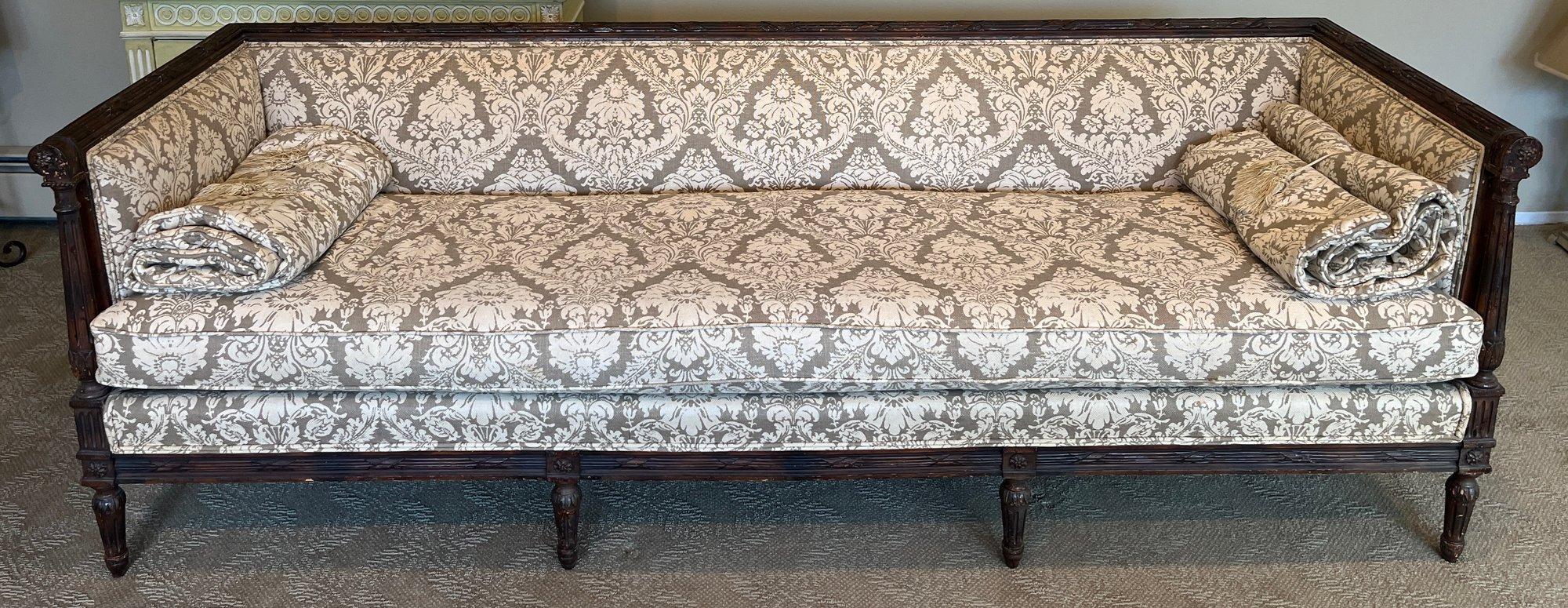 
Favoloso divano imbottito vintage in stile Luigi XVI. Presenta una struttura in noce intagliato e affilato con dettagli di colonne scanalate e tornite. Ci piace la finitura rustica scura in contrasto con i dettagli ben scolpiti. Questo divano