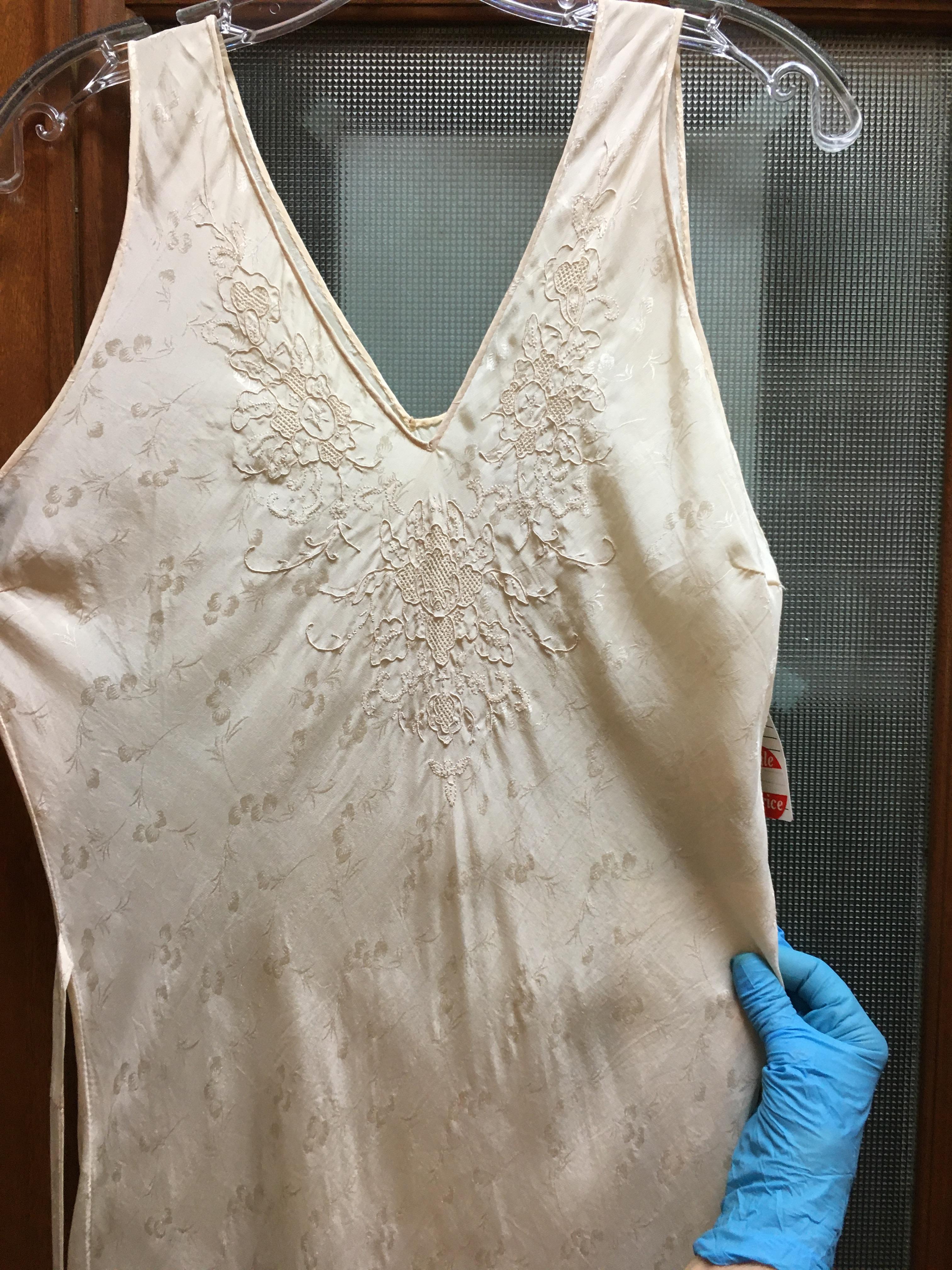 Durchgehender Seidenjacquard mit handgefertigter Spitze und Stickerei in Ihrer Größe!