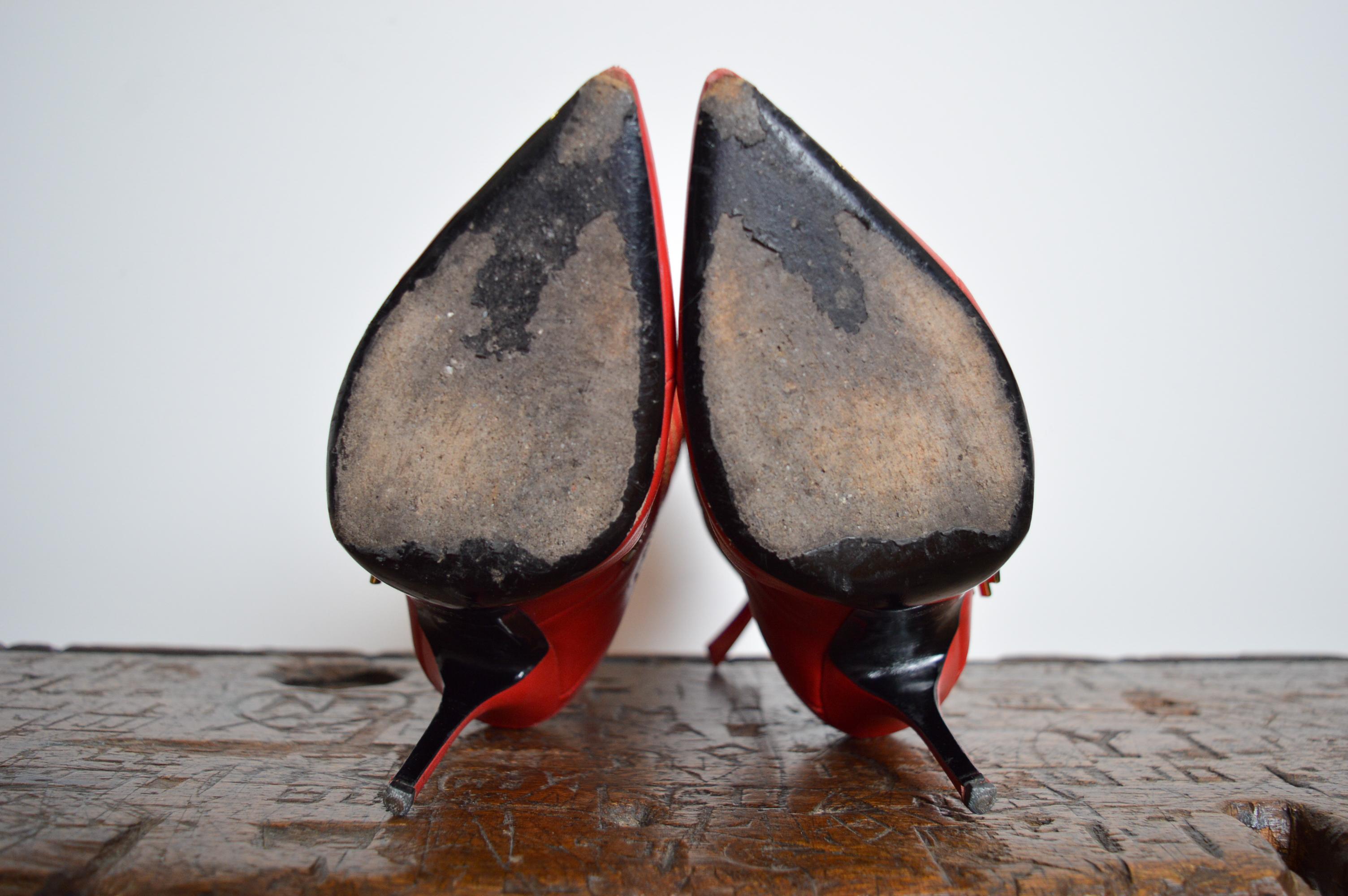 Fabuleux bottes de cheville Moschino vintage pointues en cuir rouge avec lettres dorées en vente 6