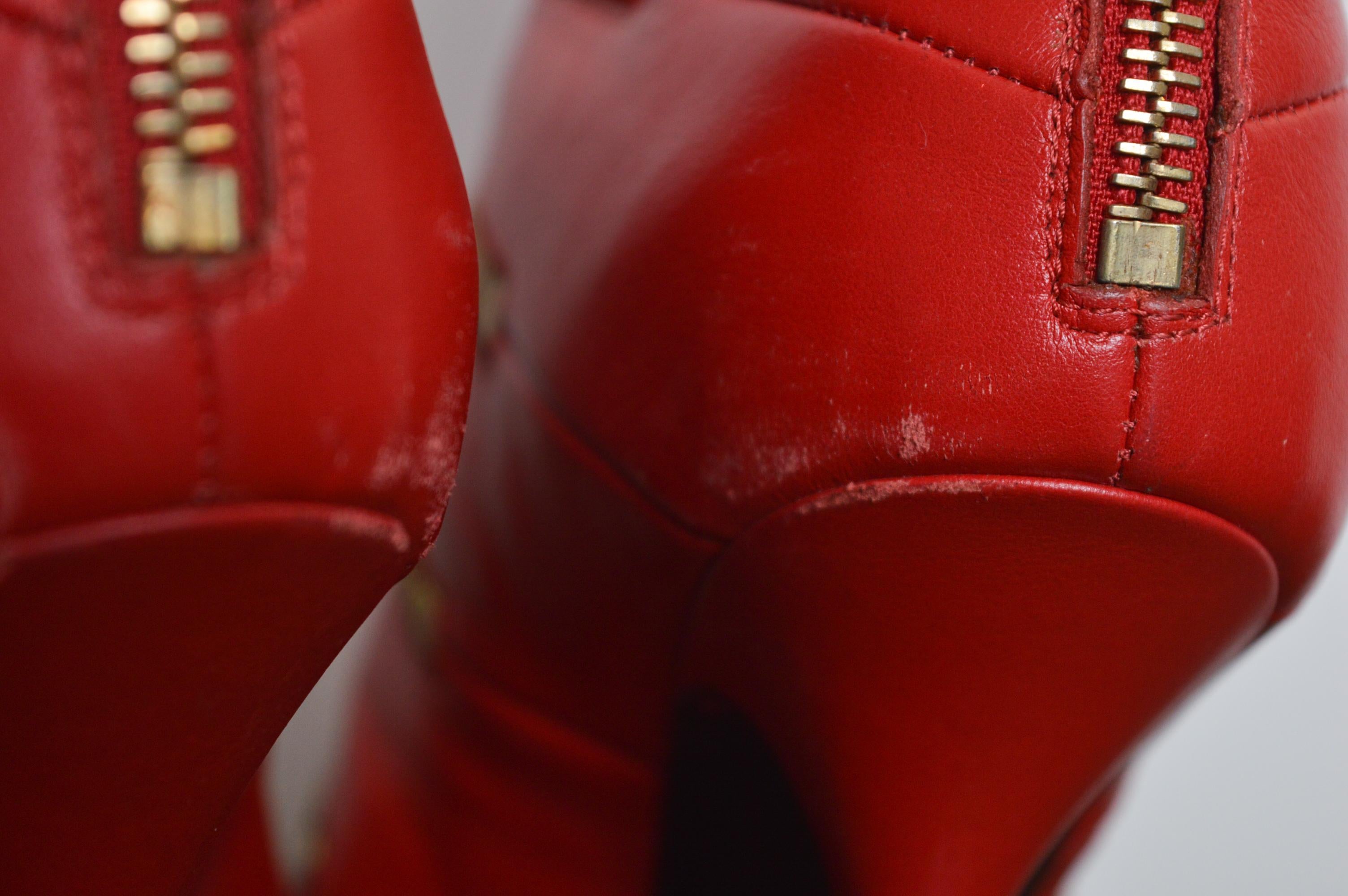 Fabuleux bottes de cheville Moschino vintage pointues en cuir rouge avec lettres dorées en vente 7