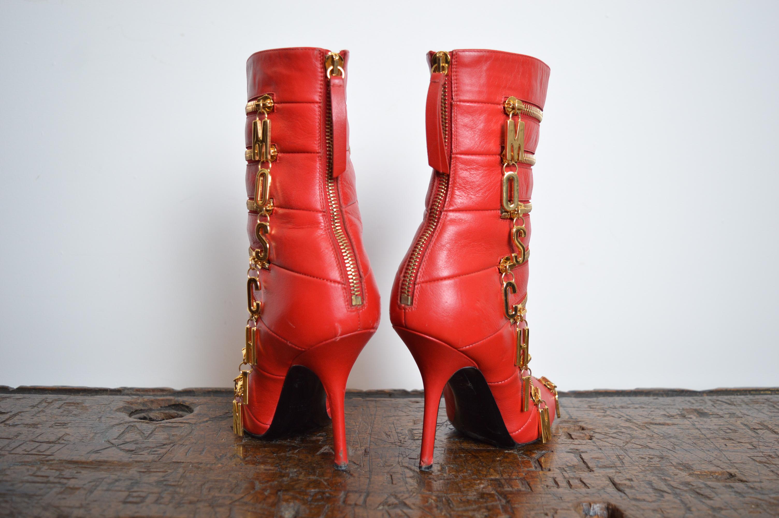 Fabuleux bottes de cheville Moschino vintage pointues en cuir rouge avec lettres dorées en vente 8
